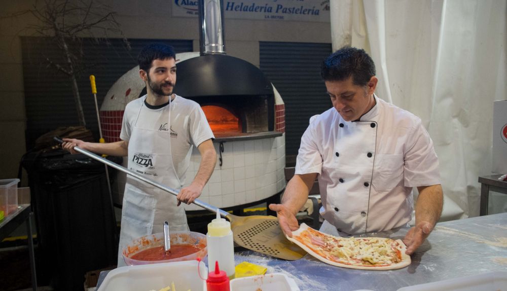 Unos pizzeros en Rota, en una imagen de archivo. Autor: Manu García