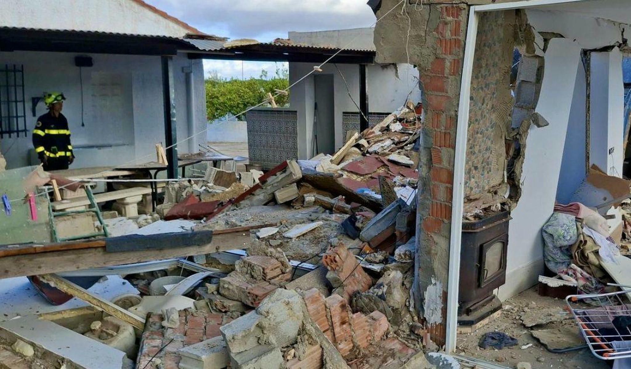Los bomberos del parque de Chiclana intervinieron este domingo en Pago del Humo tras el colapso completo de una vivienda de construcción precaria