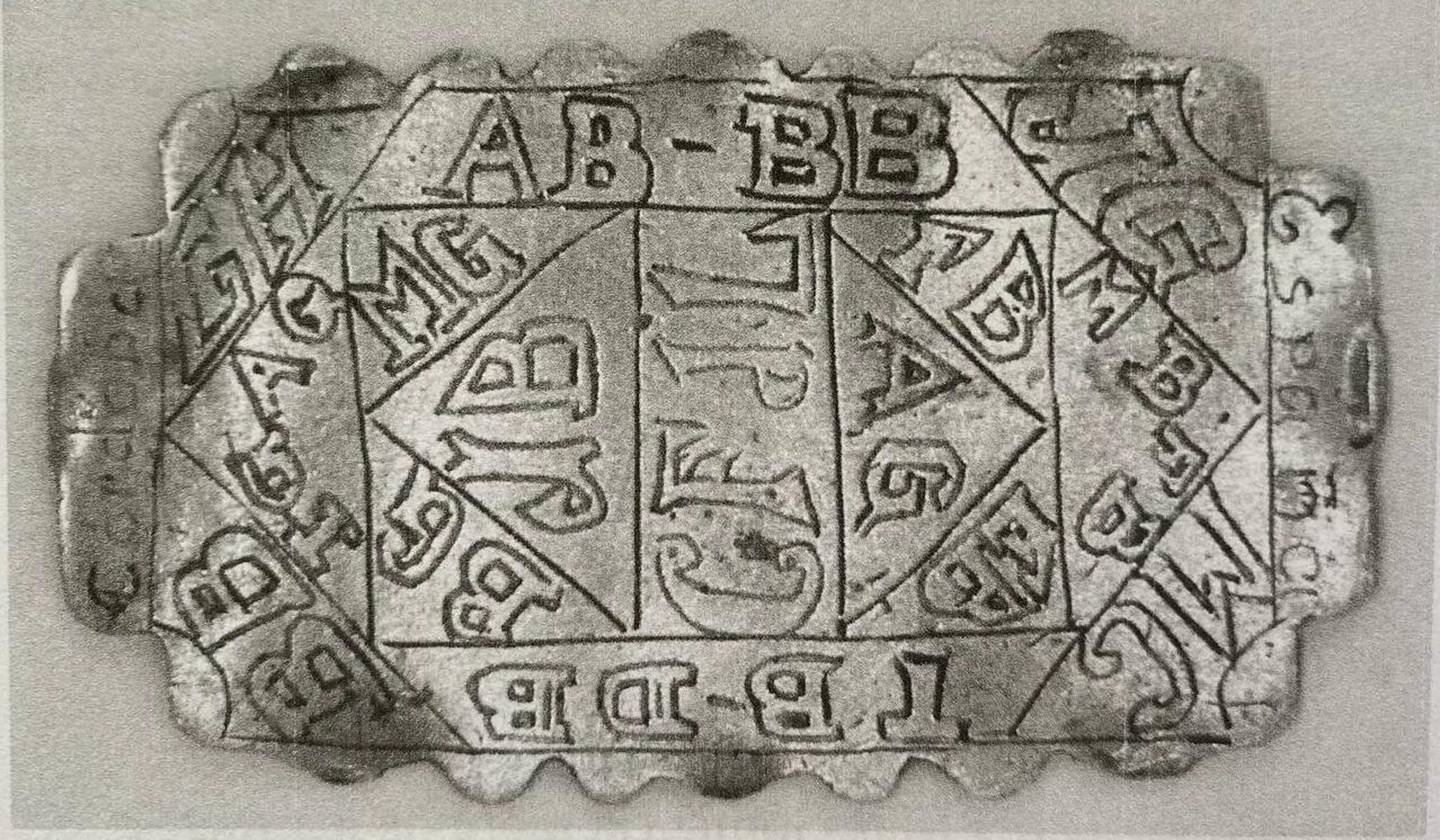 Grabado de letras identificatorias del siglo XX