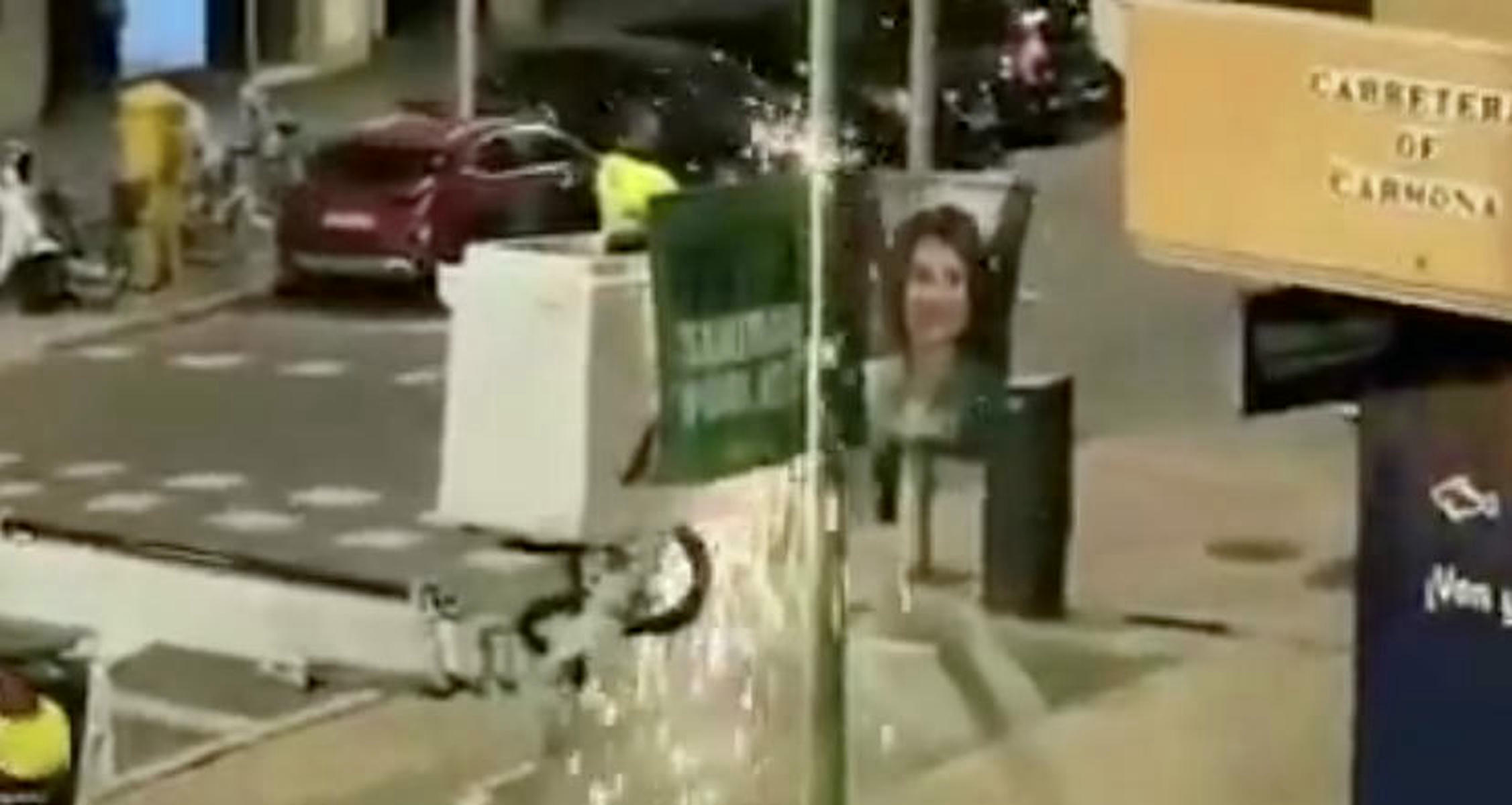 Momento en el que un operario retira un cartel de María Jesús Montero en Sevilla.