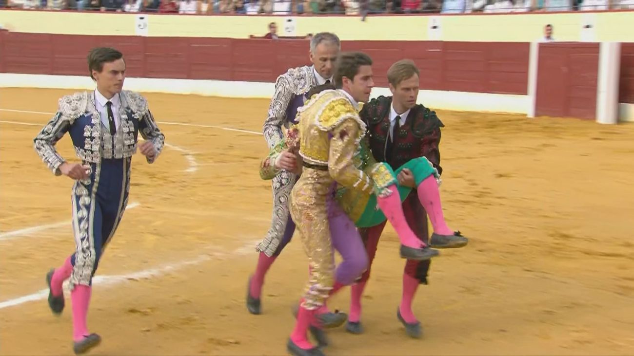 Trasladan al torero Alberto Durán tras ser corneado.