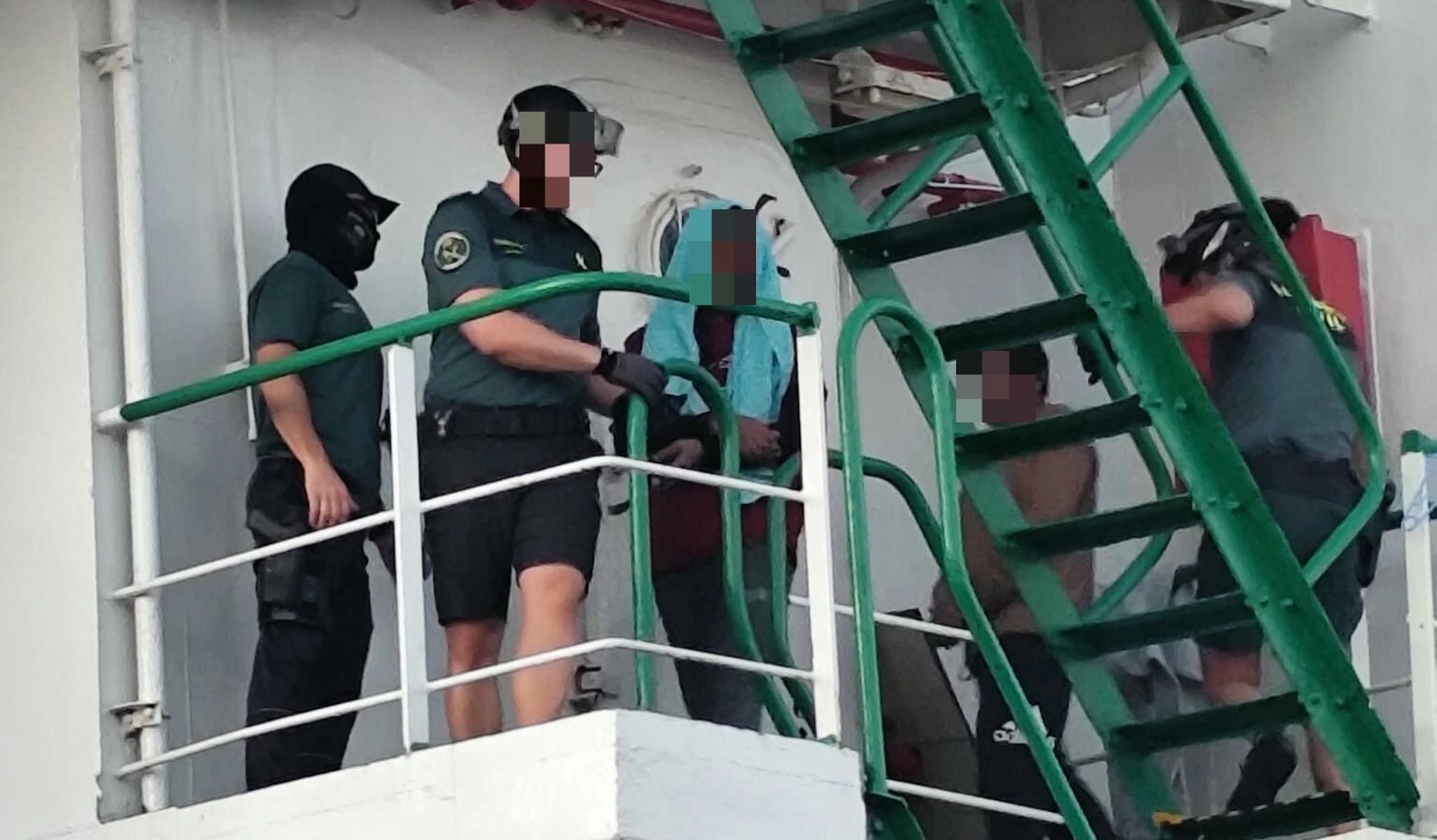 Agentes de la Guardia Civil interceptan un carguero con un alijo de cocaína en el puerto de Las Palmas de Gran Canaria