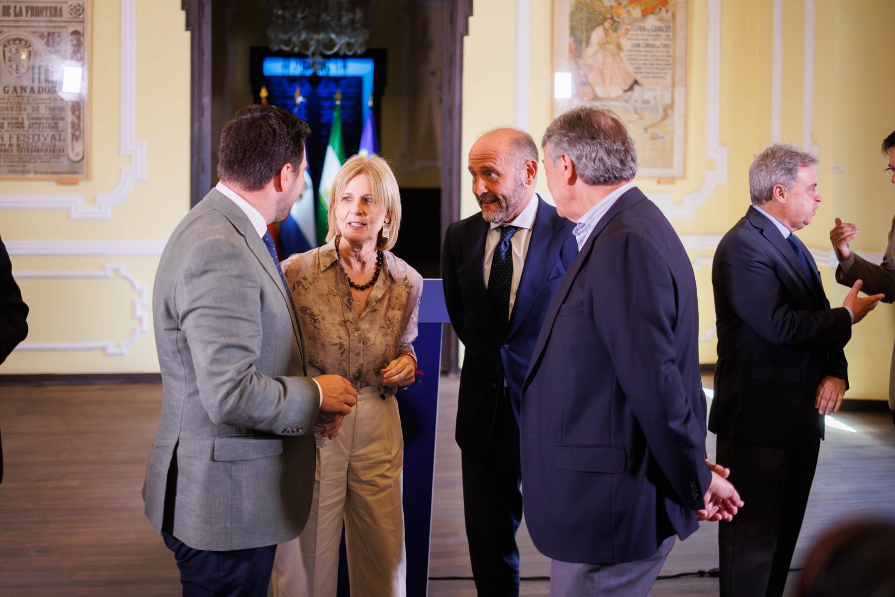 Pelayo y Saldaña departen con otras personalidades tras la presentación de Vinoble 2026.