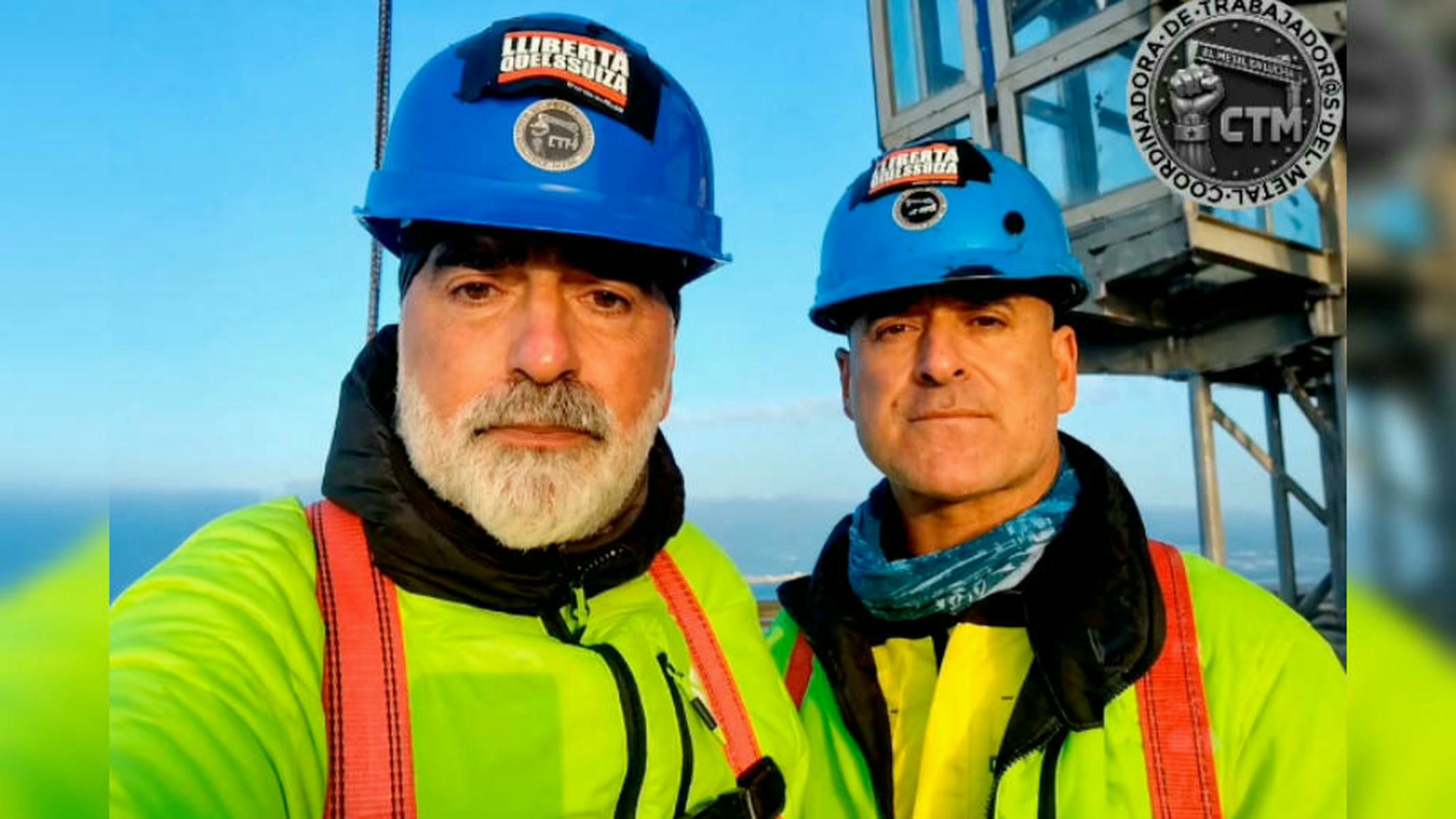 Manuel Balber y Jesús Galván, soldados subidos a una grúa de Navantia