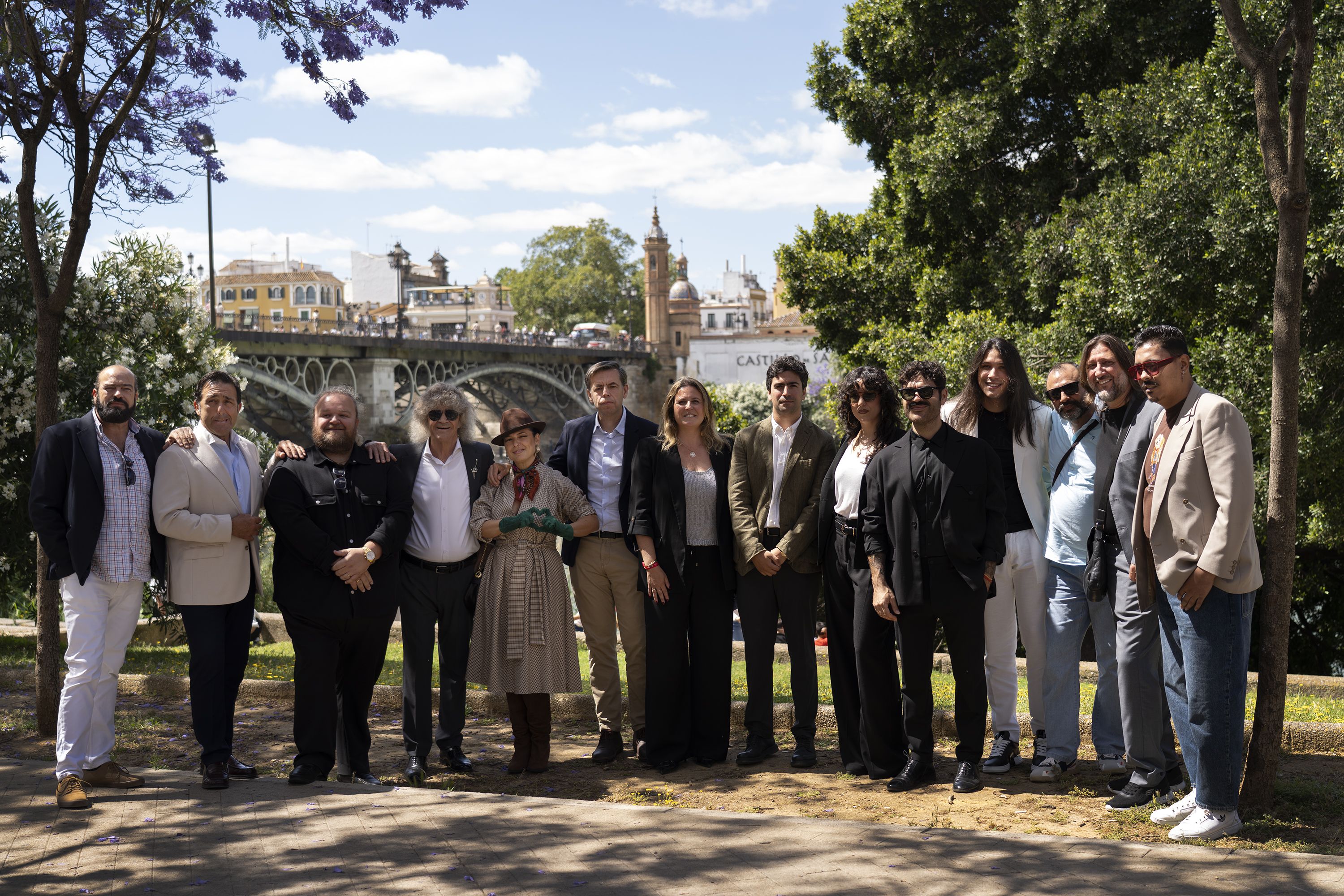 Foto de familia tras la presentación de los espectáculos de la Bienal de Flamenco de Sevilla que acogerá el Teatro Alameda.