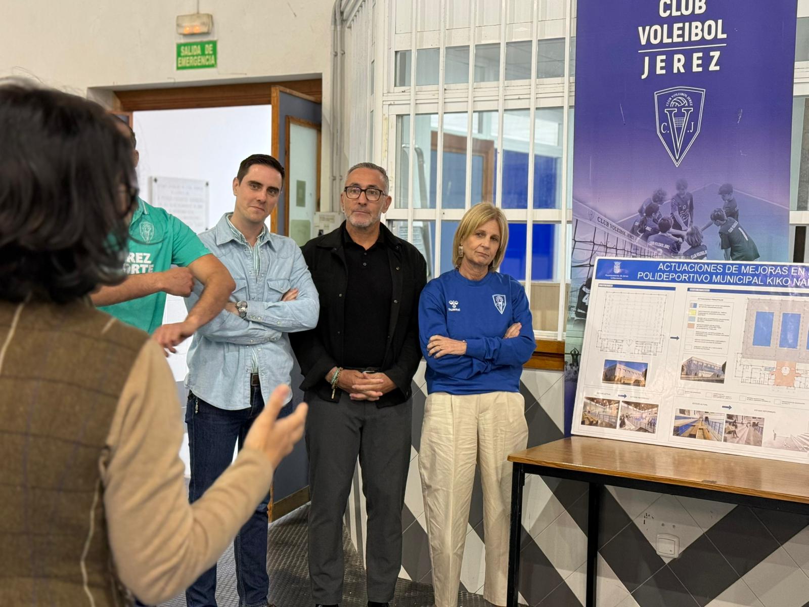 La alcaldesa María José García-Pelayo, con Jaime Espinar y Tomás Sampalo, en el polideportivo Kiko Narváez.