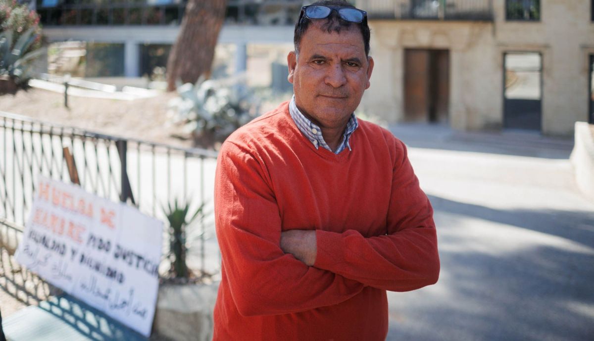 El presidente de la Asociación de Derechos Humanos de Jerez, en su protesta delante de los juzgados de la avenida Álvaro Domecq.
