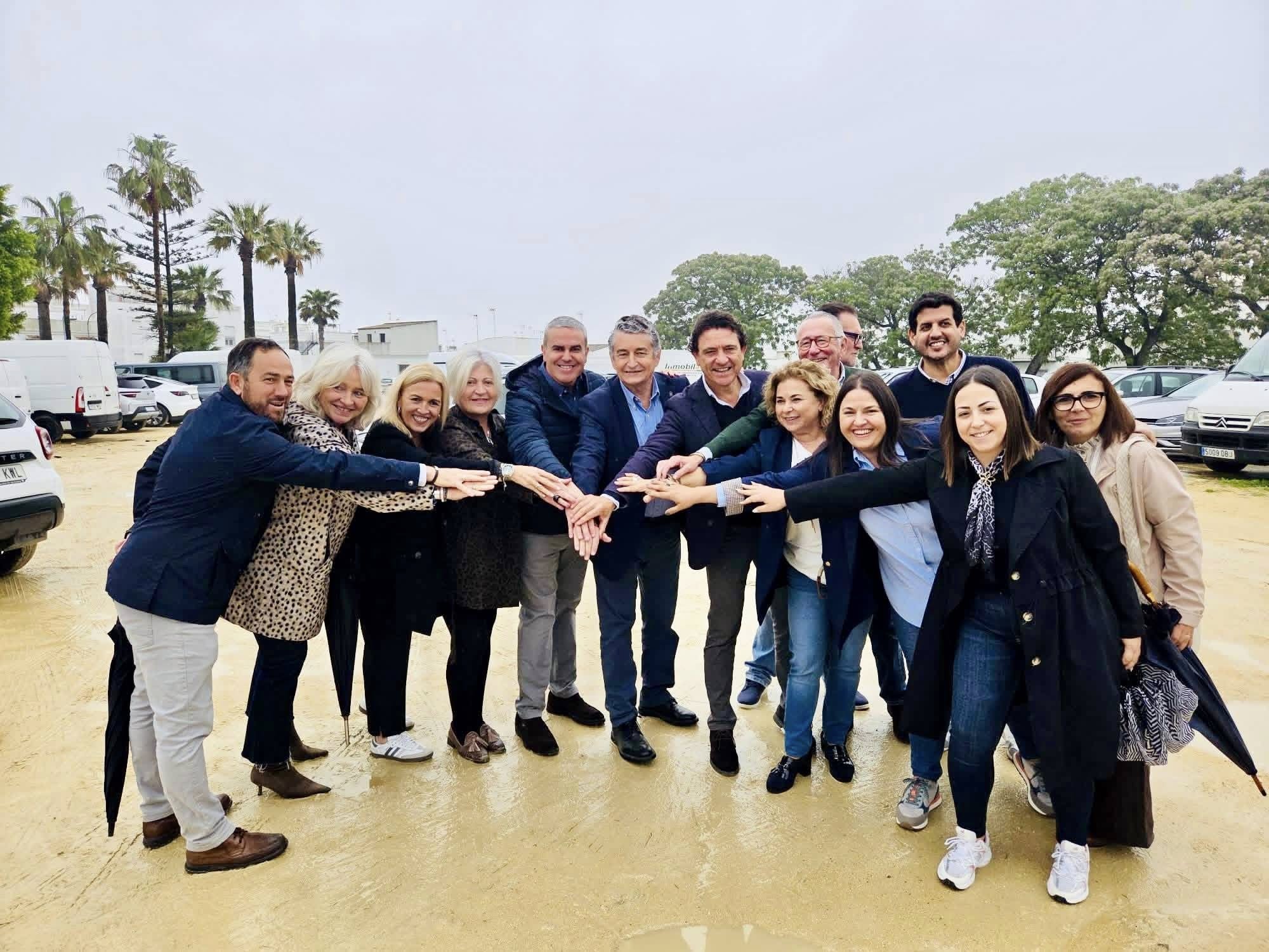 El candidato Antonio Sanz, con cargos locales y provinciales del PP en Vejer.