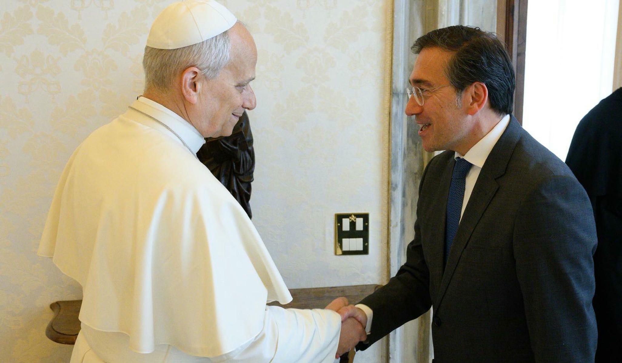 El ministro de Asuntos Exteriores, José Manuel Albares, junto al Papa León XIV