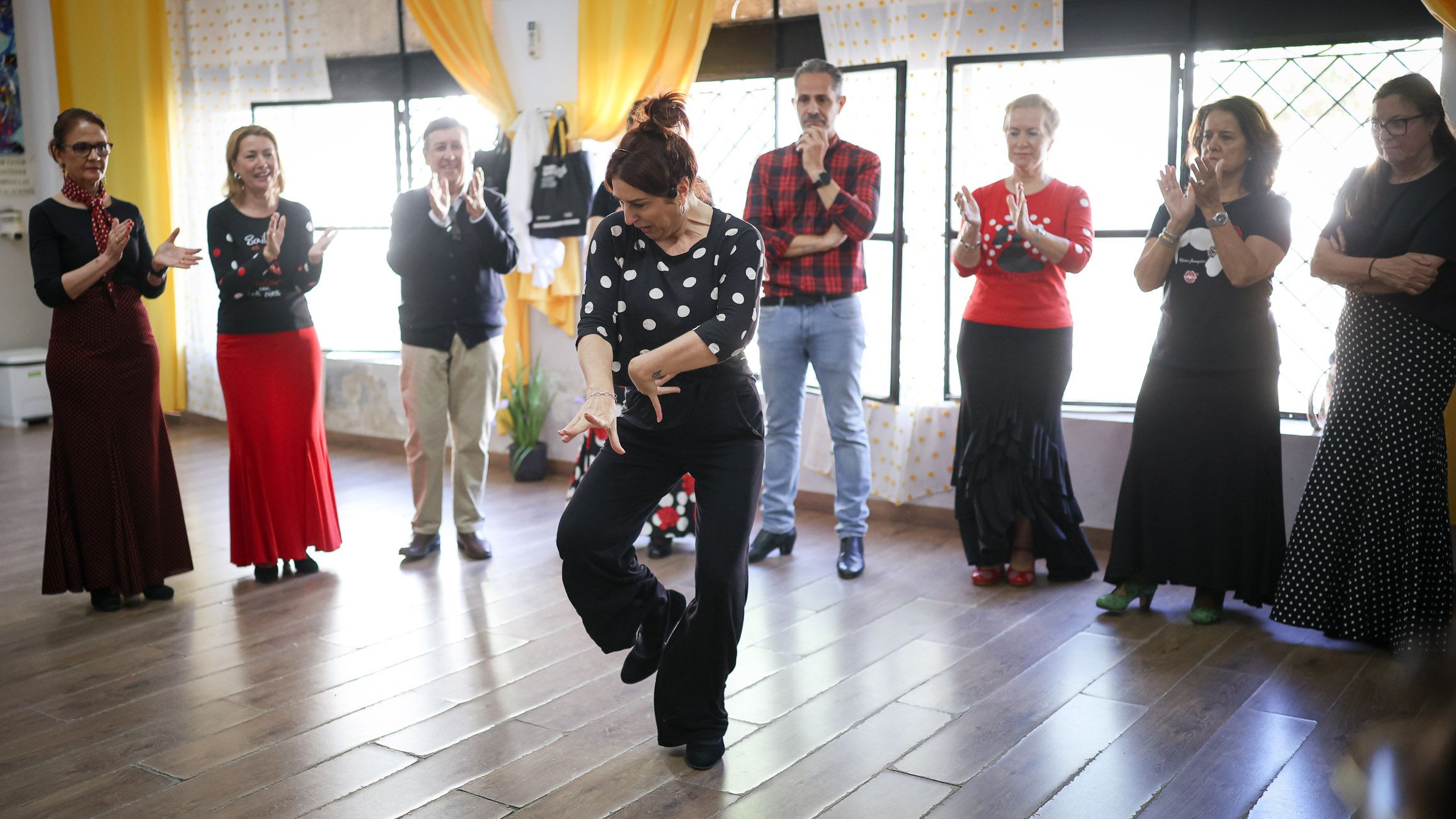 Una clase de la academia de Fani Muñoz, que enseña a bailar por bulerías.