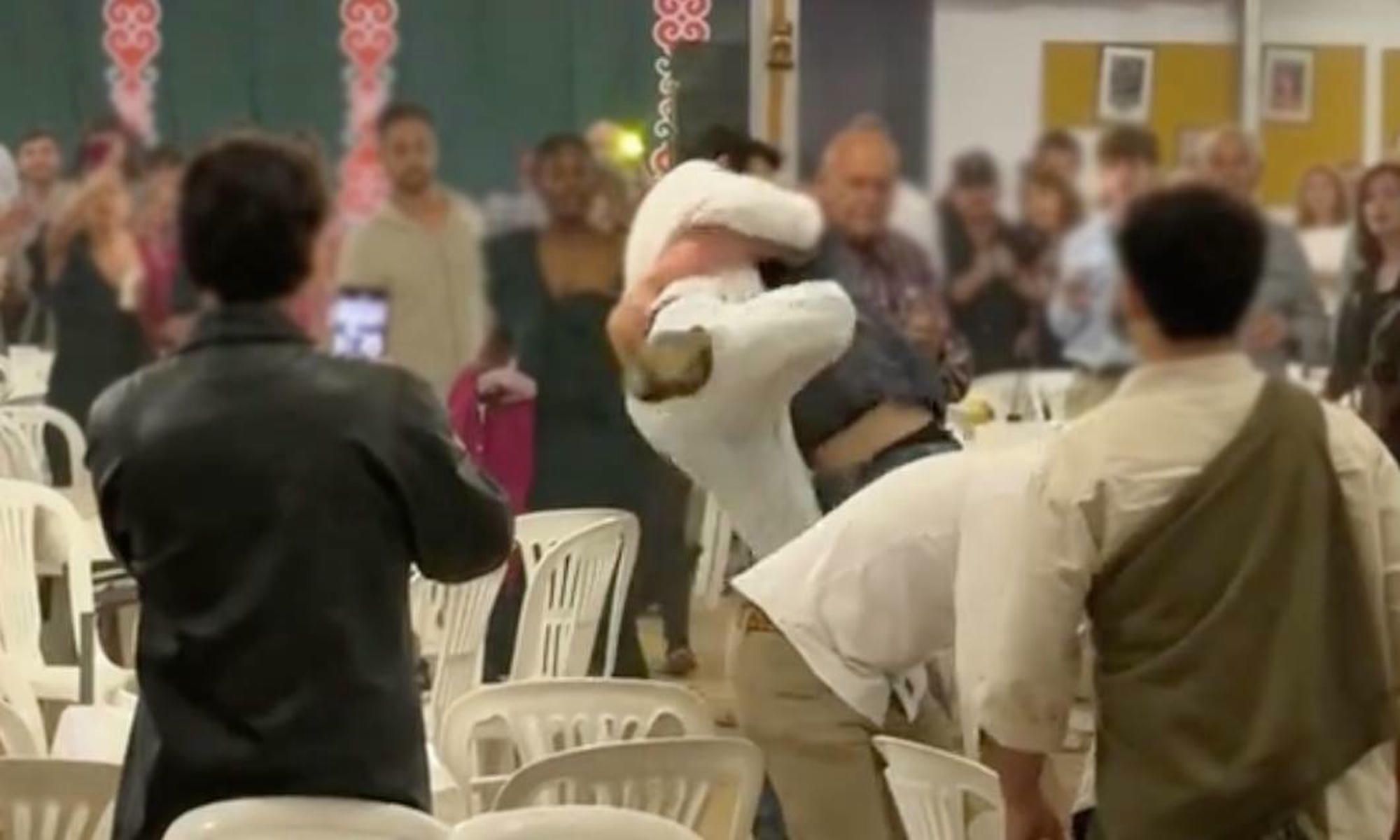 Una imagen de la pelea en la caseta municipal de El Puerto.