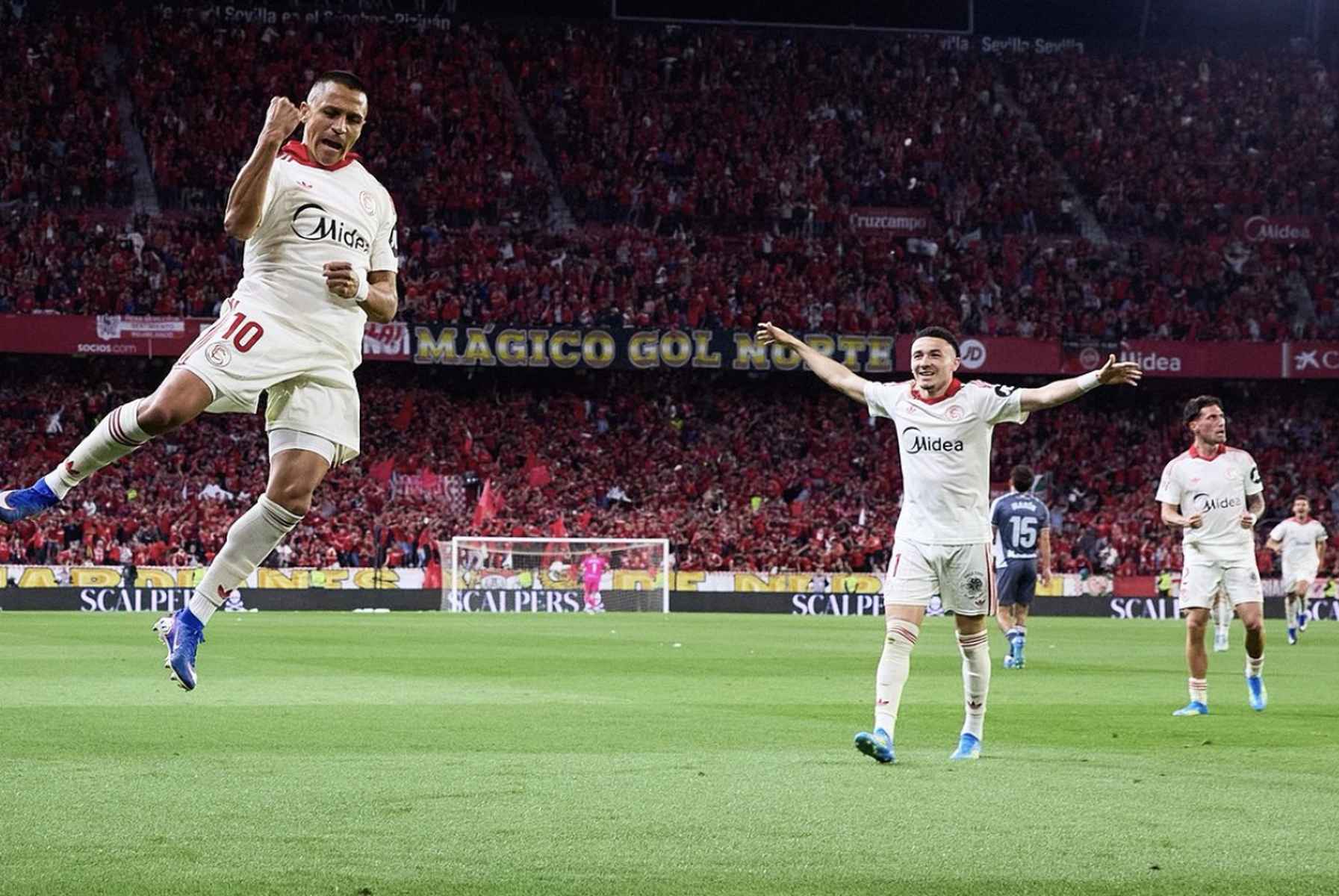 Alexis Sánchez celebra el gol del triunfo del Sevilla.   FOTO: SEVILLA FC