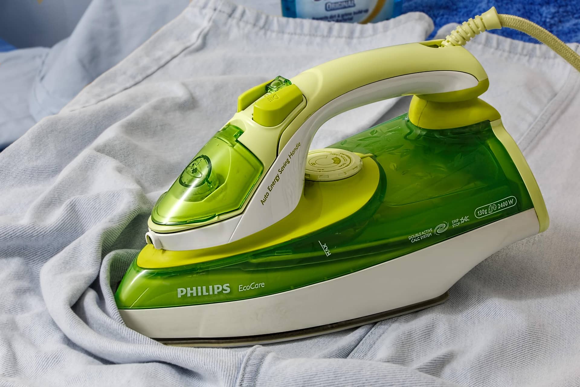 Planchando ropa, uno de los electrodomésticos que más luz consume.