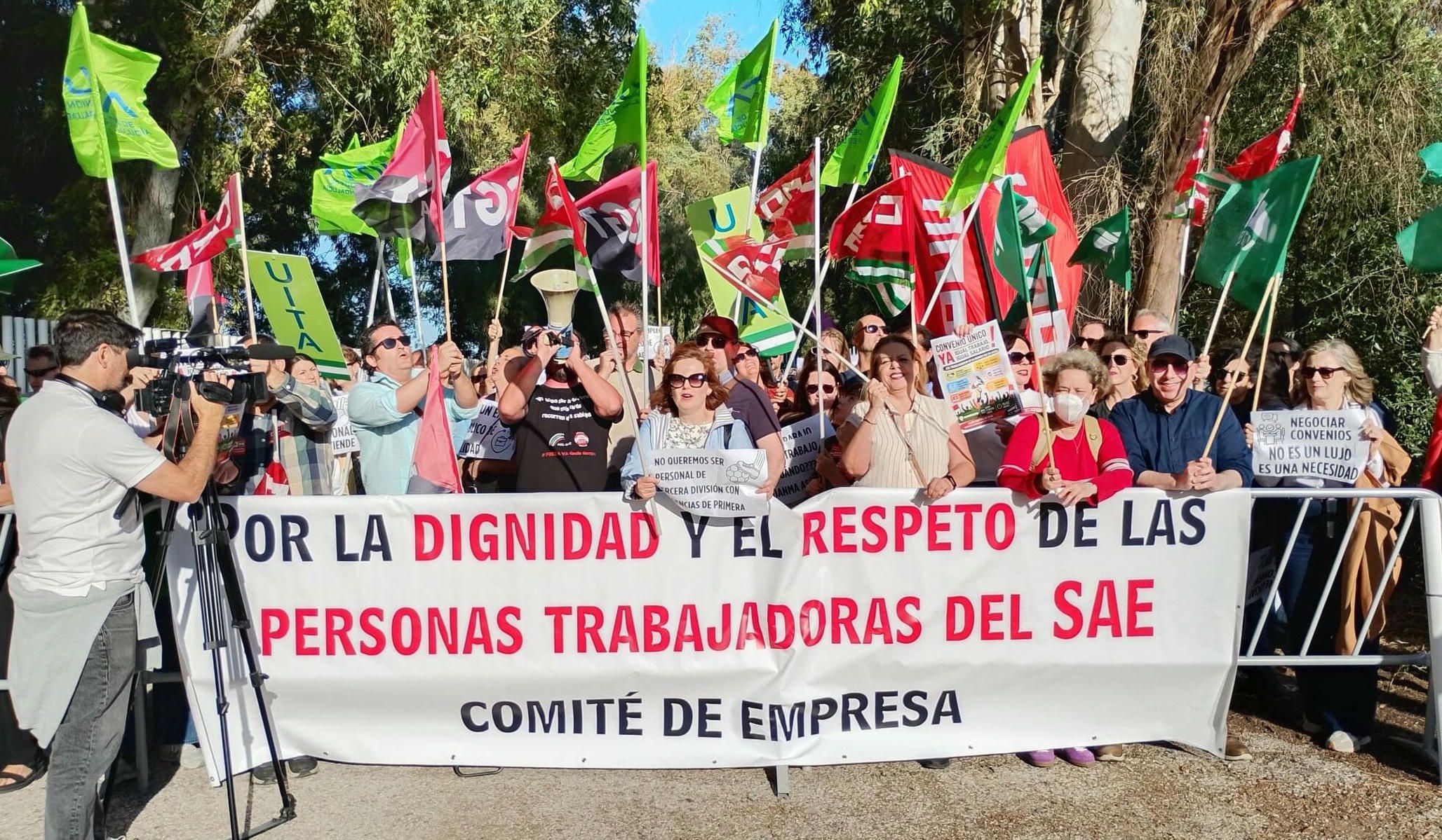 Manifestación previa al debate electoral en RTVE del personal laboral del SAE