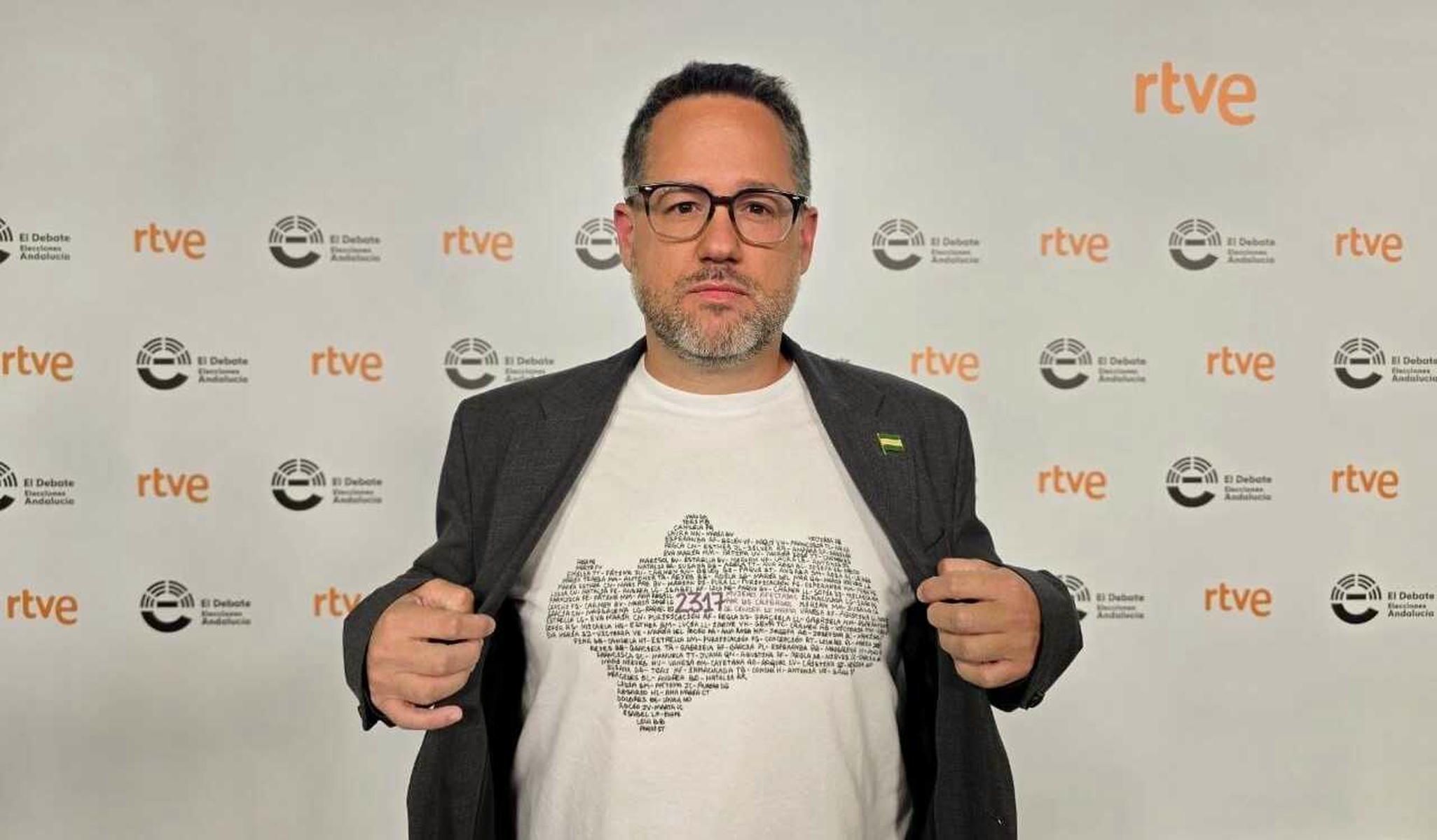 José Ignacio García, luciendo una camiseta homenaje a las mujeres afectadas por los cribados de cáncer de mama, diseño del sevillano Bernar SF y la marca jerezana de Gloria Vendimia