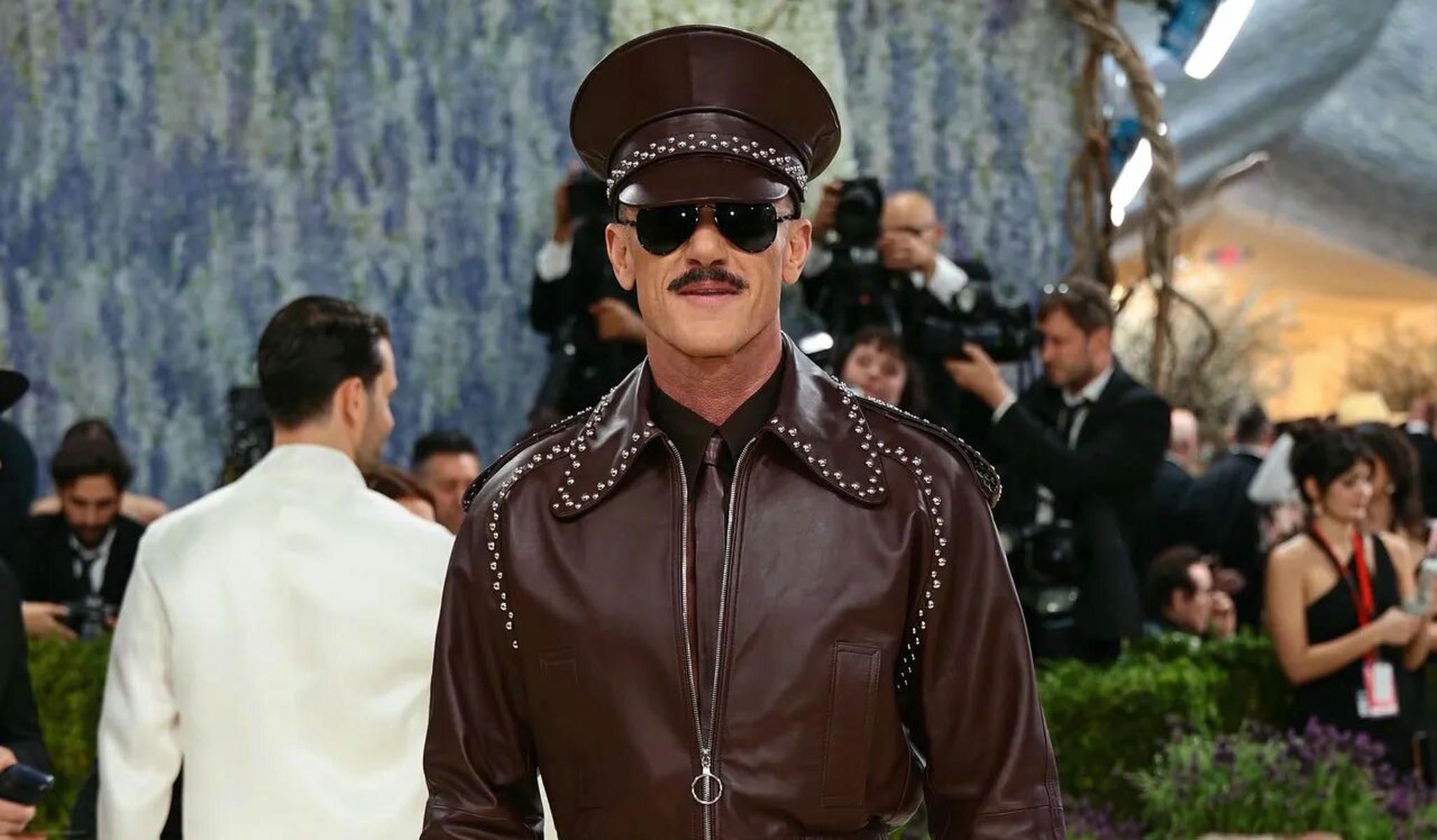 Luke Evans, vestido de Palomo Spain y sombrero de Vivas Carrión, para la MET Gala 2026