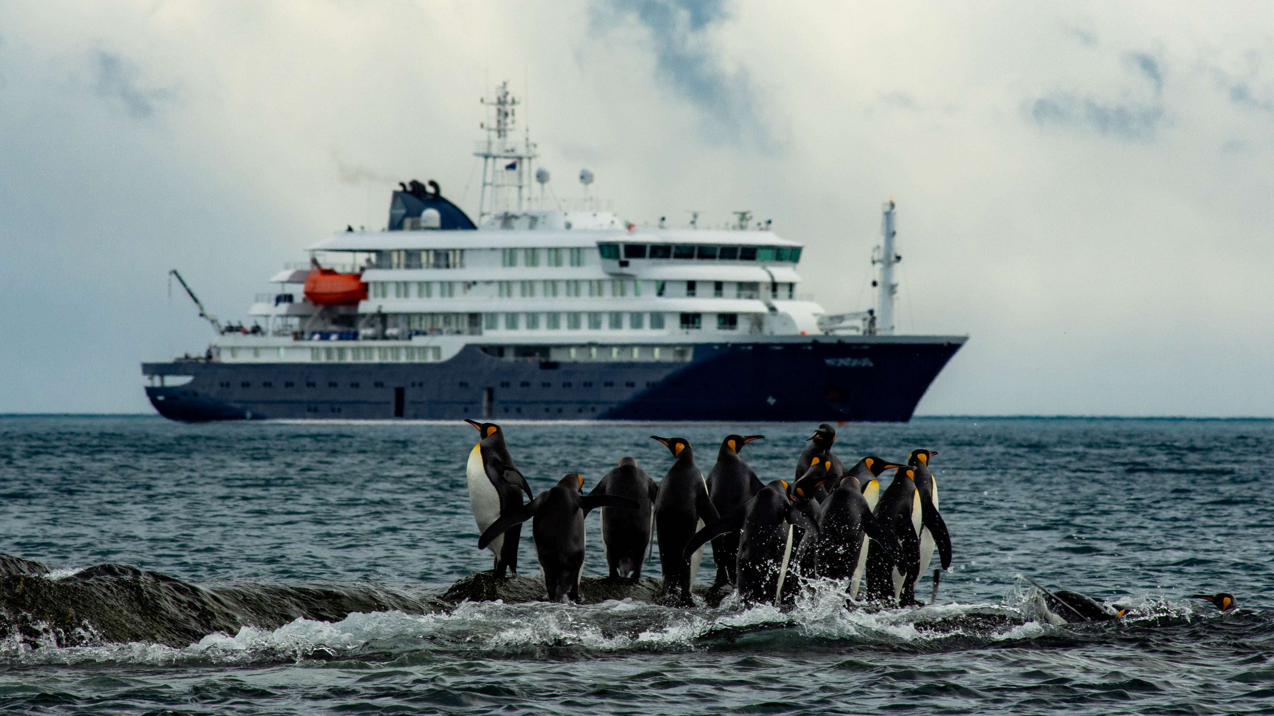 El crucero con un brote de hantavirus que se dirige a Canarias.