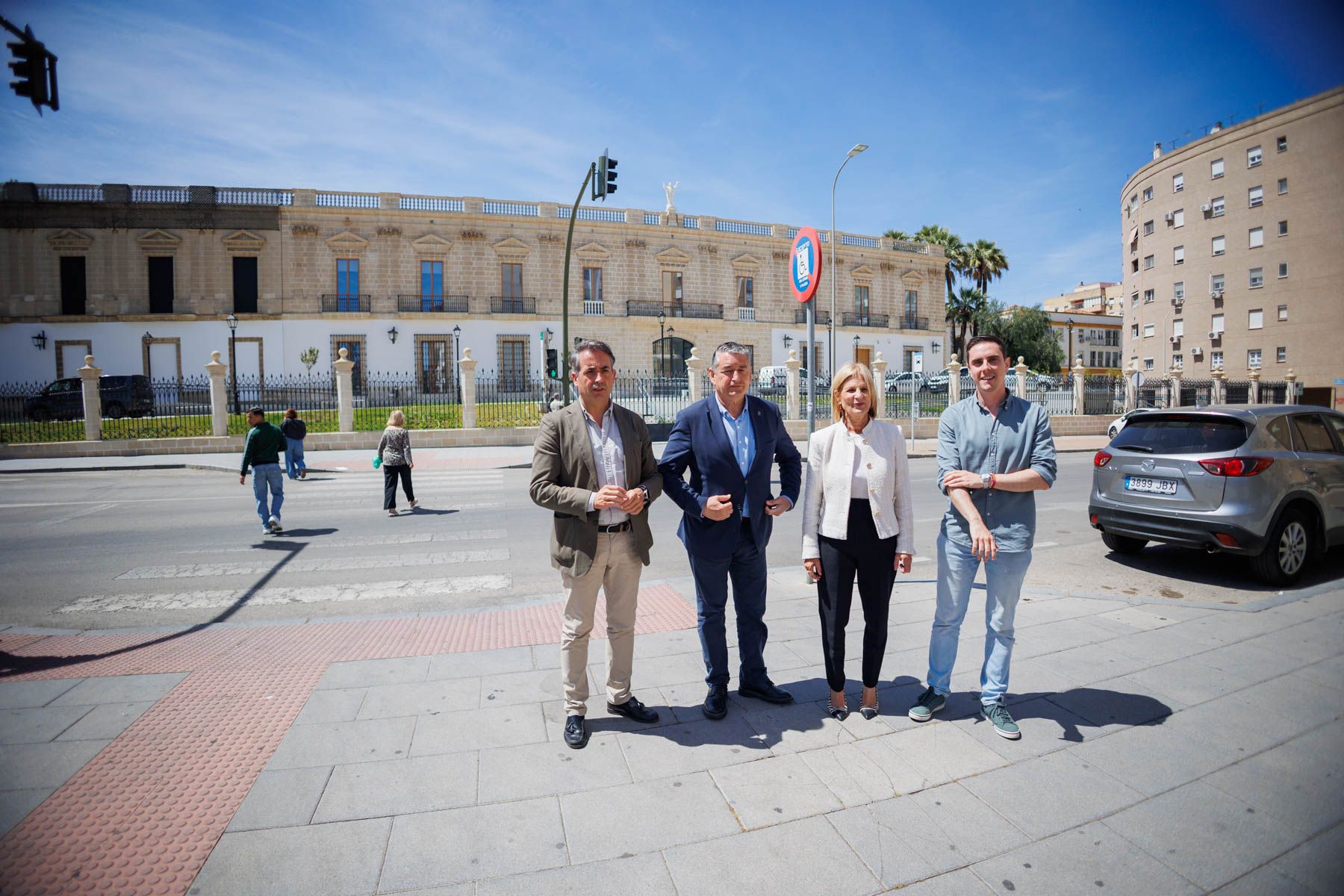 Antonio Sanz, con Antonio Saldaña, María José García-Pelayo y Jaime Espinar, frente al centro de salud Esperanza de la Yedra.