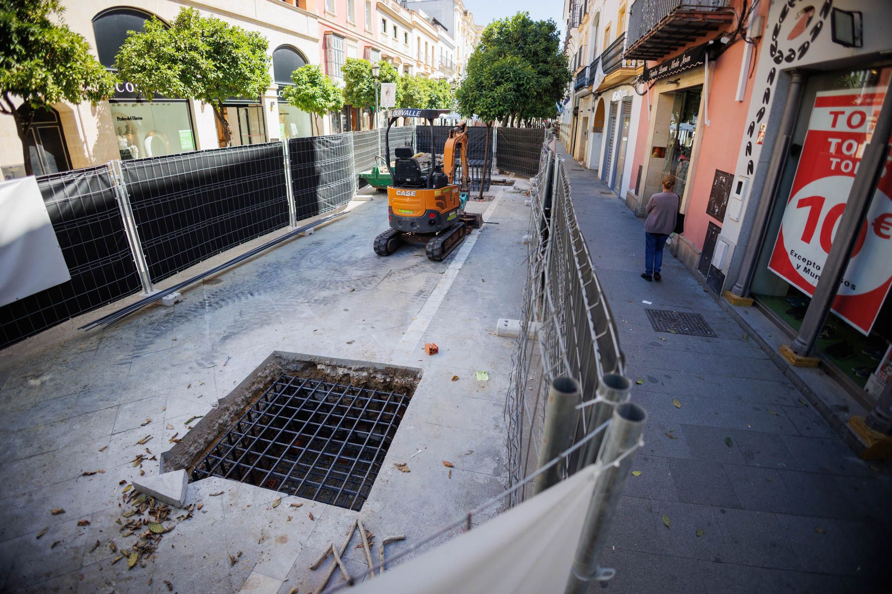 Cimentación para colocar los toldos en la calle Larga, este martes.