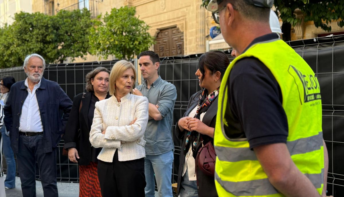 Alcaldesa visita obra toldos calle Larga