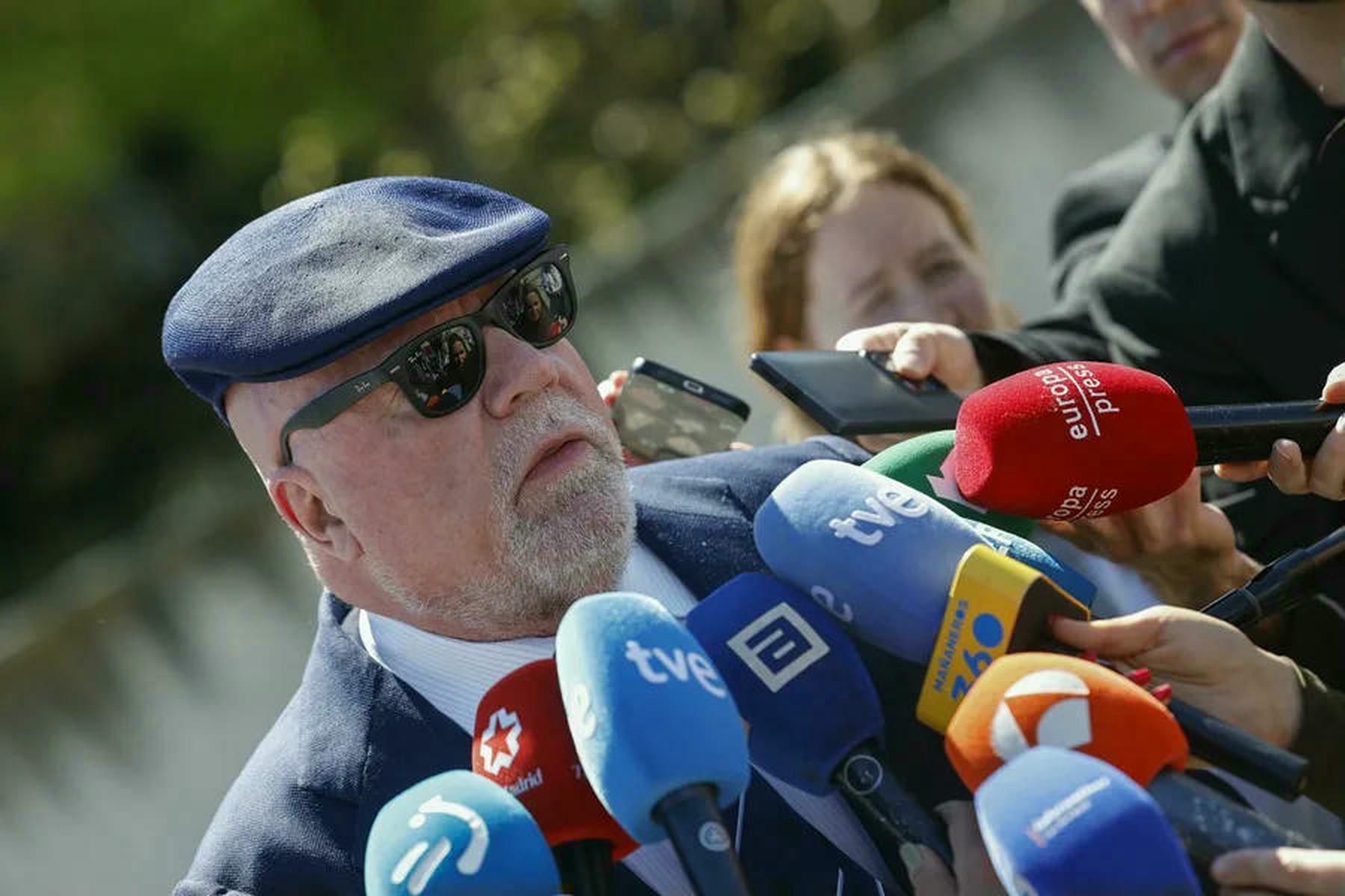 El ex comisario José Manuel Villarejo, atendiendo a los medios.