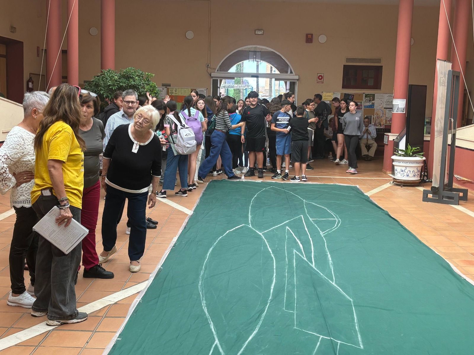 Instalación artística contra la guerra en los IES Hienipa y Tierno Galván de Alcalá de Guadaíra.