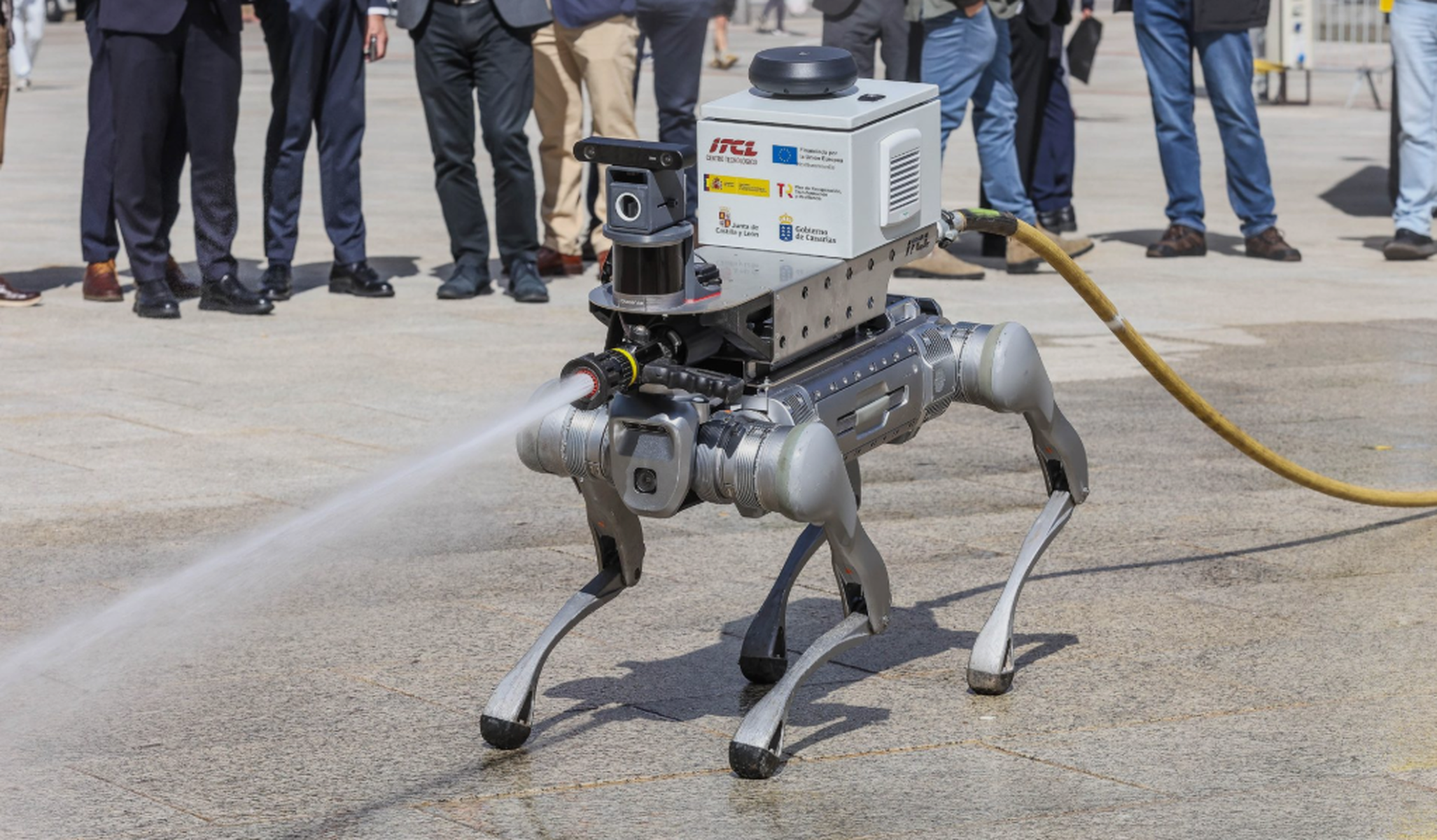 Fotografía del robot cuadrúpedo que, a modo de perro bombero, puede operar en entornos extremos.