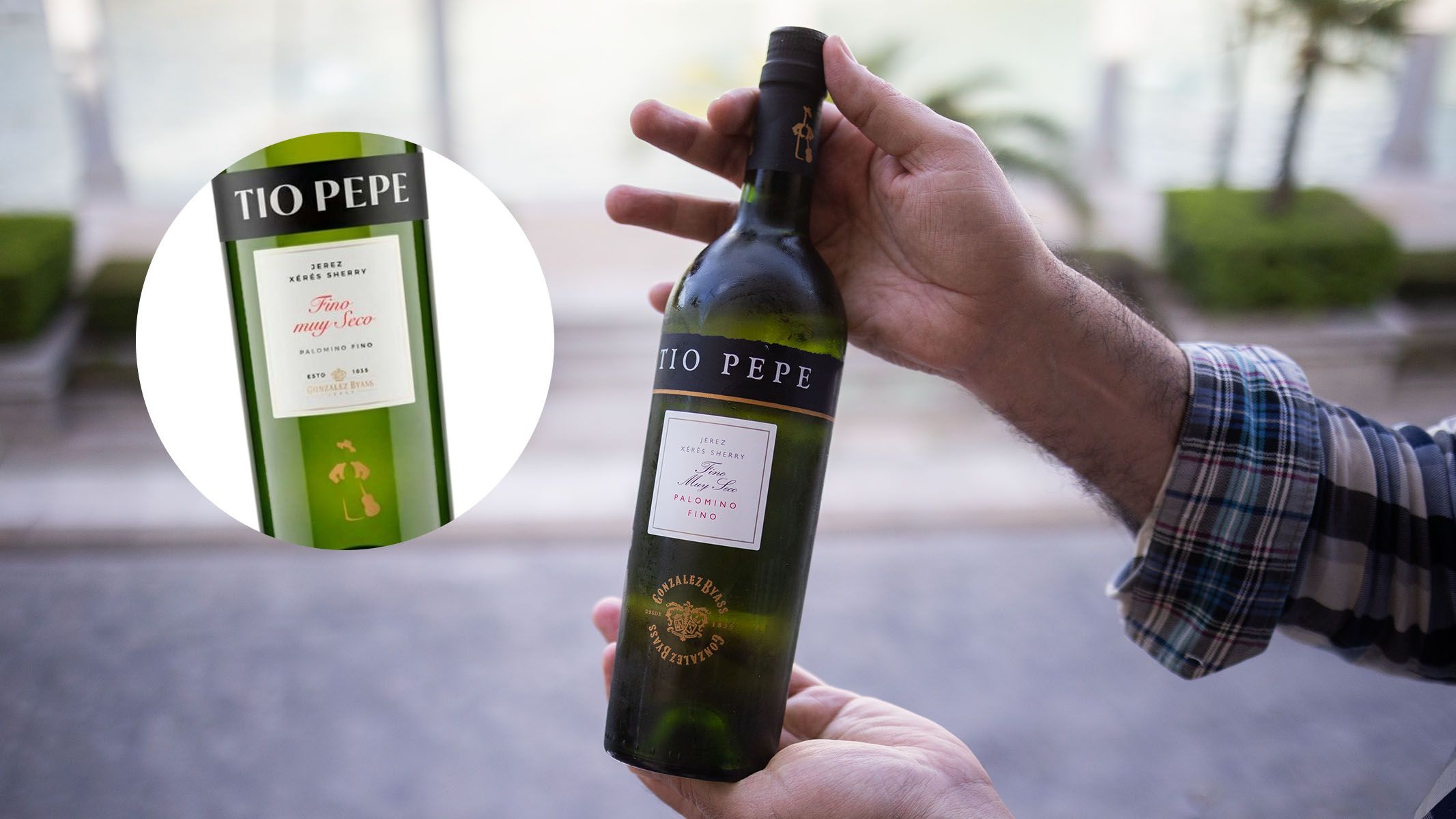 La botella de Tío Pepe y, al lado, en un círculo, se observan los distintos cambios acometidos en la presentación.