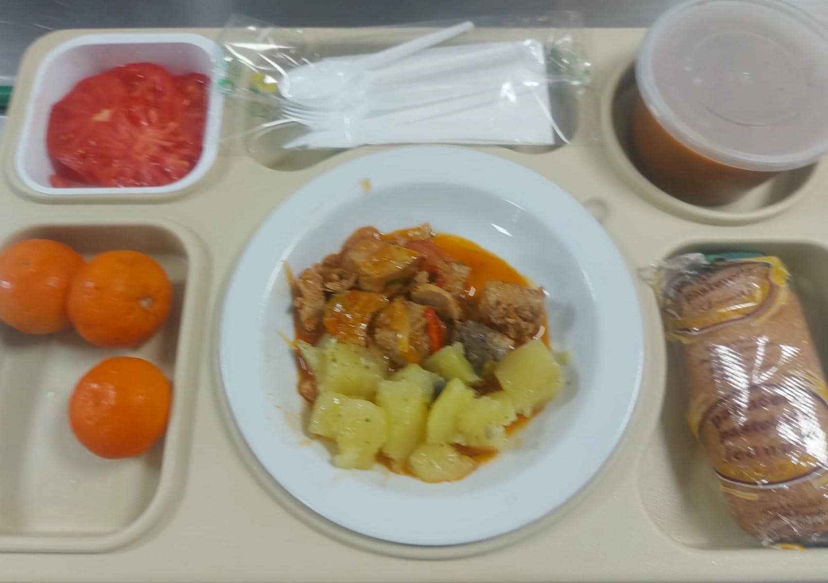 Bandeja con un almuerzo en el Hospital Puerta del Mar de Cádiz.