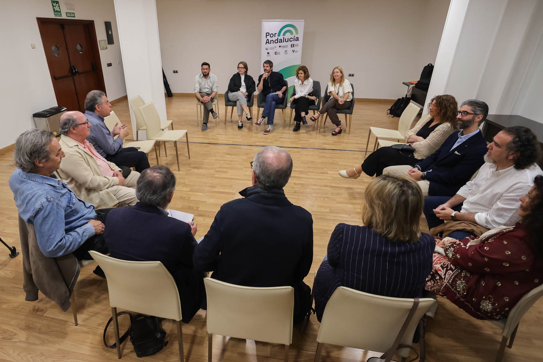 Un céntrico hotel de la ciudad acogía el encuentro de Esperanza Gómez y Ernest Urtasun con "el mundo del flamenco" en Jerez.
