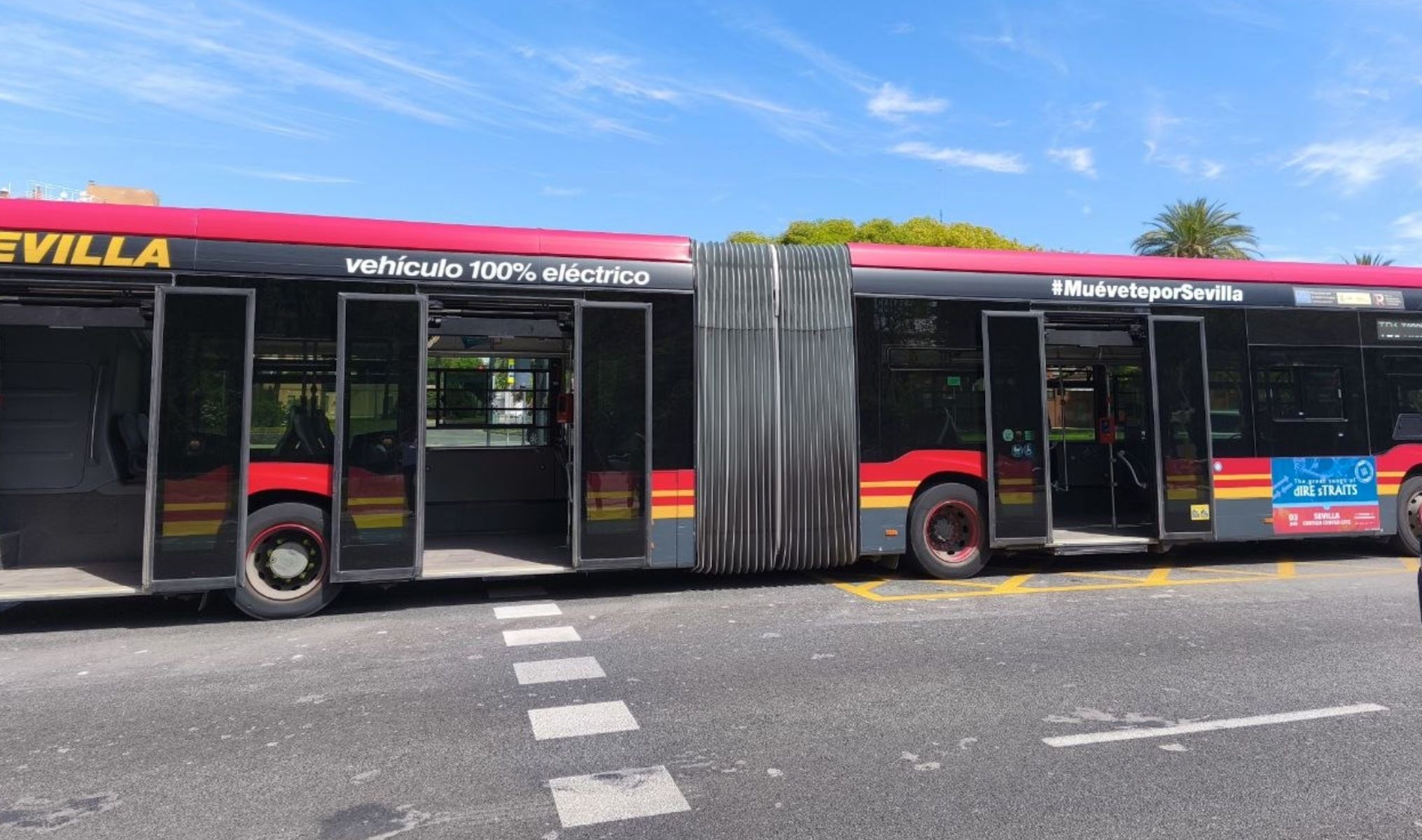 Varios heridos por el frenazo de un tranvibús en Sevilla Este.