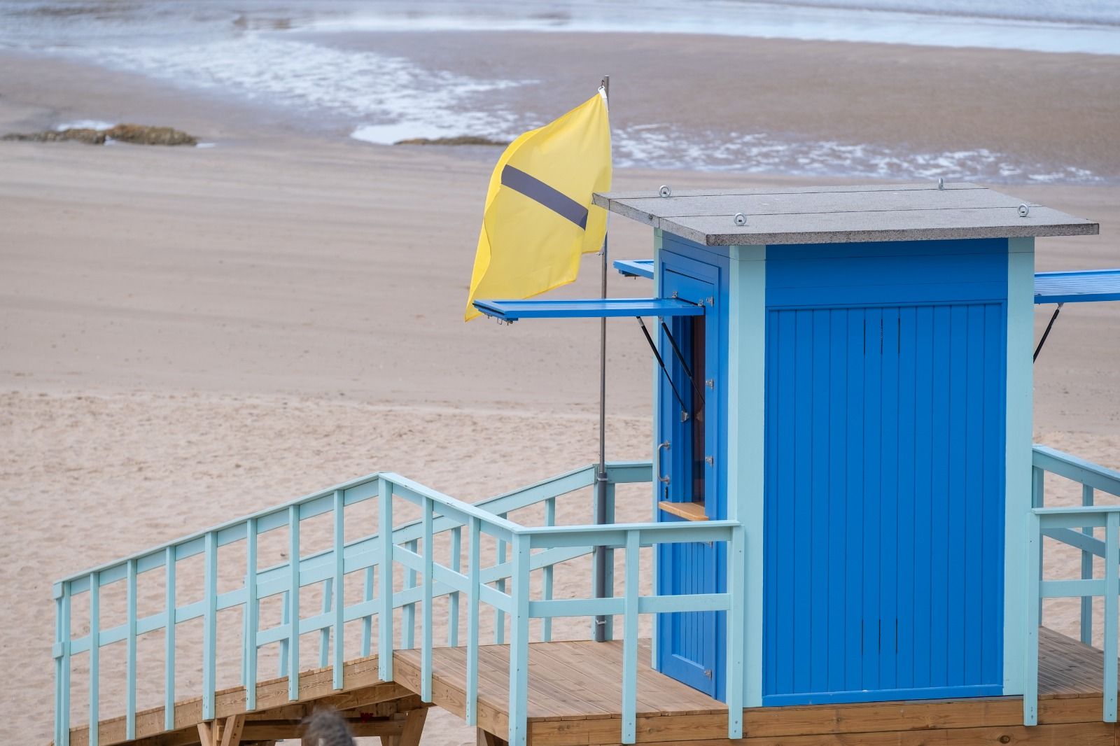 La nueva bandera amarilla en Cádiz, que lleva una barra para que la distingan personas con daltonismo.