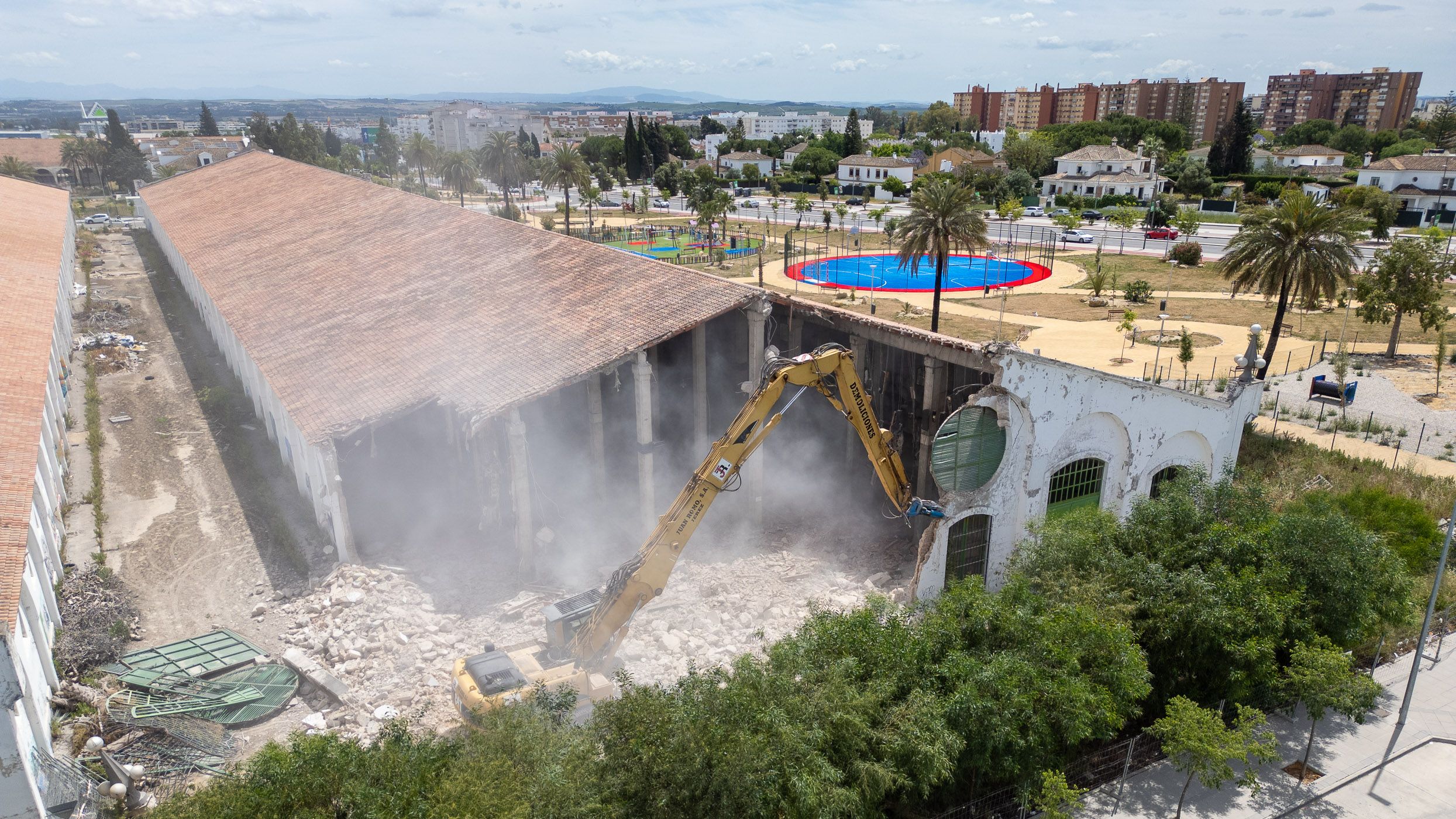 Inicio del derribo de tres de las naves de la antigua Croft en Jerez. Levantarán un nuevo polo comercial y económico.