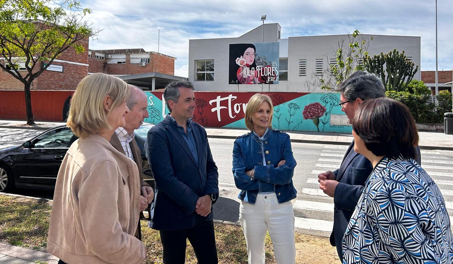 La convocatoria del PP frente al IES Lola Flores.