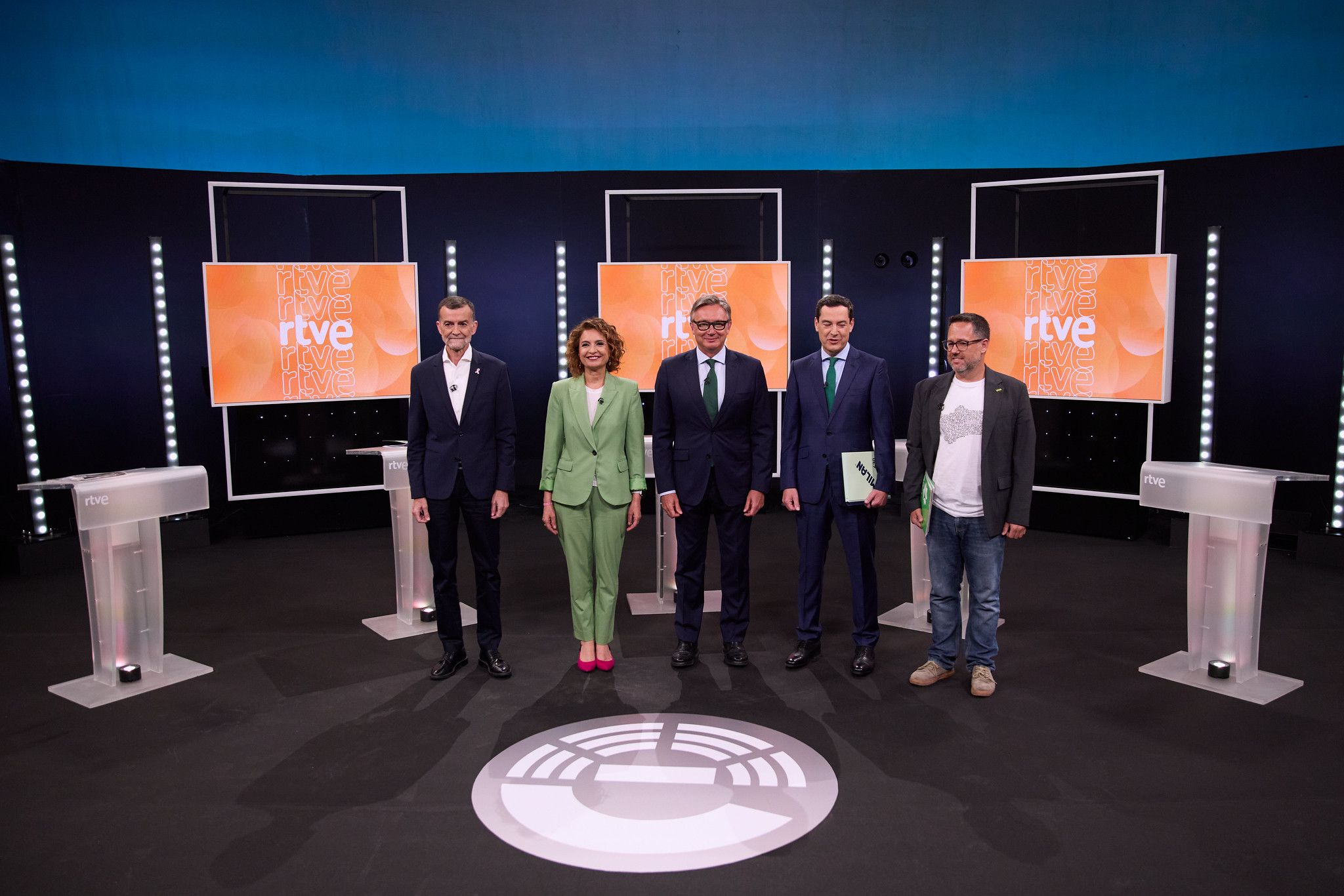 Los candidatos en el primer debate del 17M.