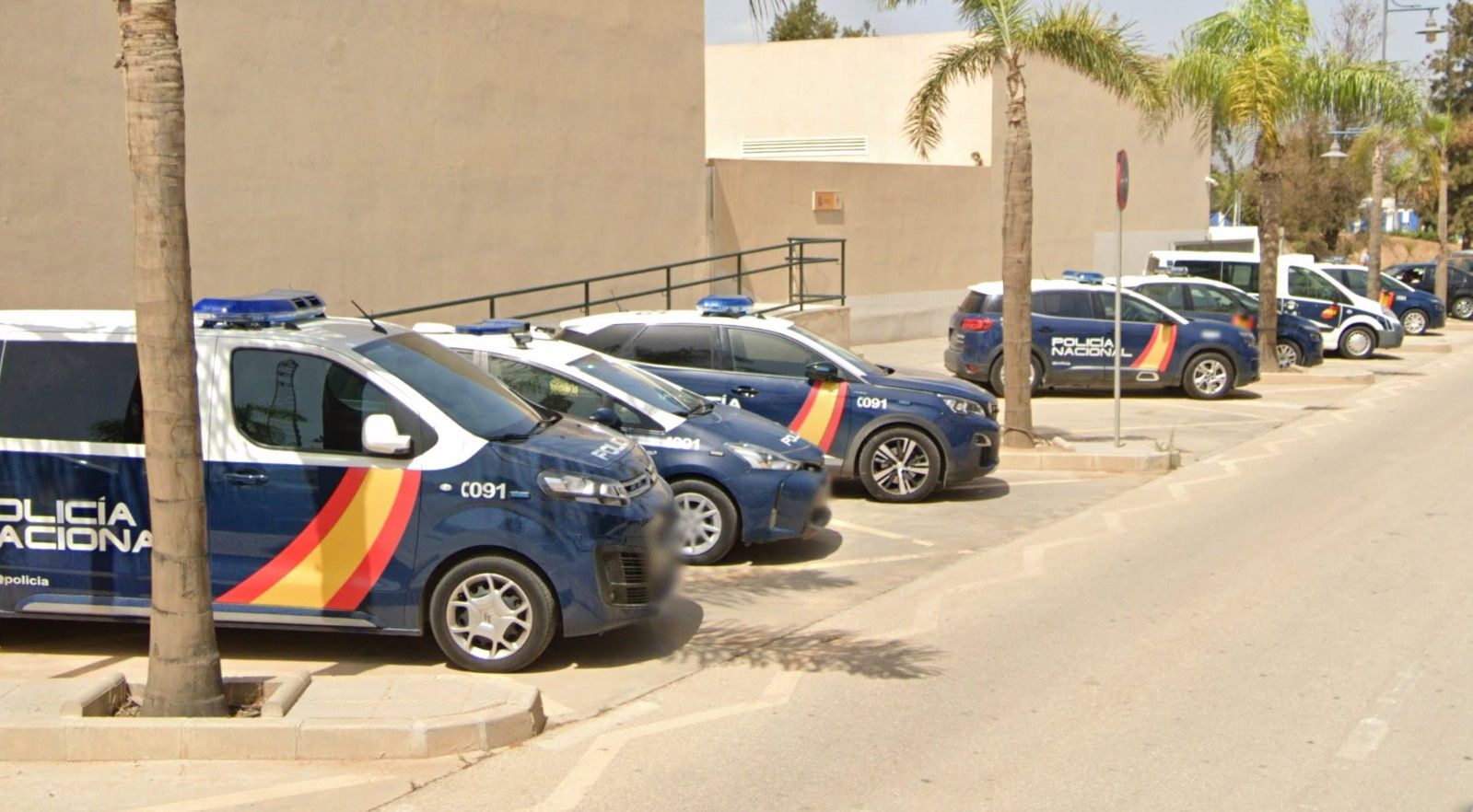Vehículos de Policía Nacional en Vélez Malaga, localidad donde ha sido detenida esta abuela que vendía droga.
