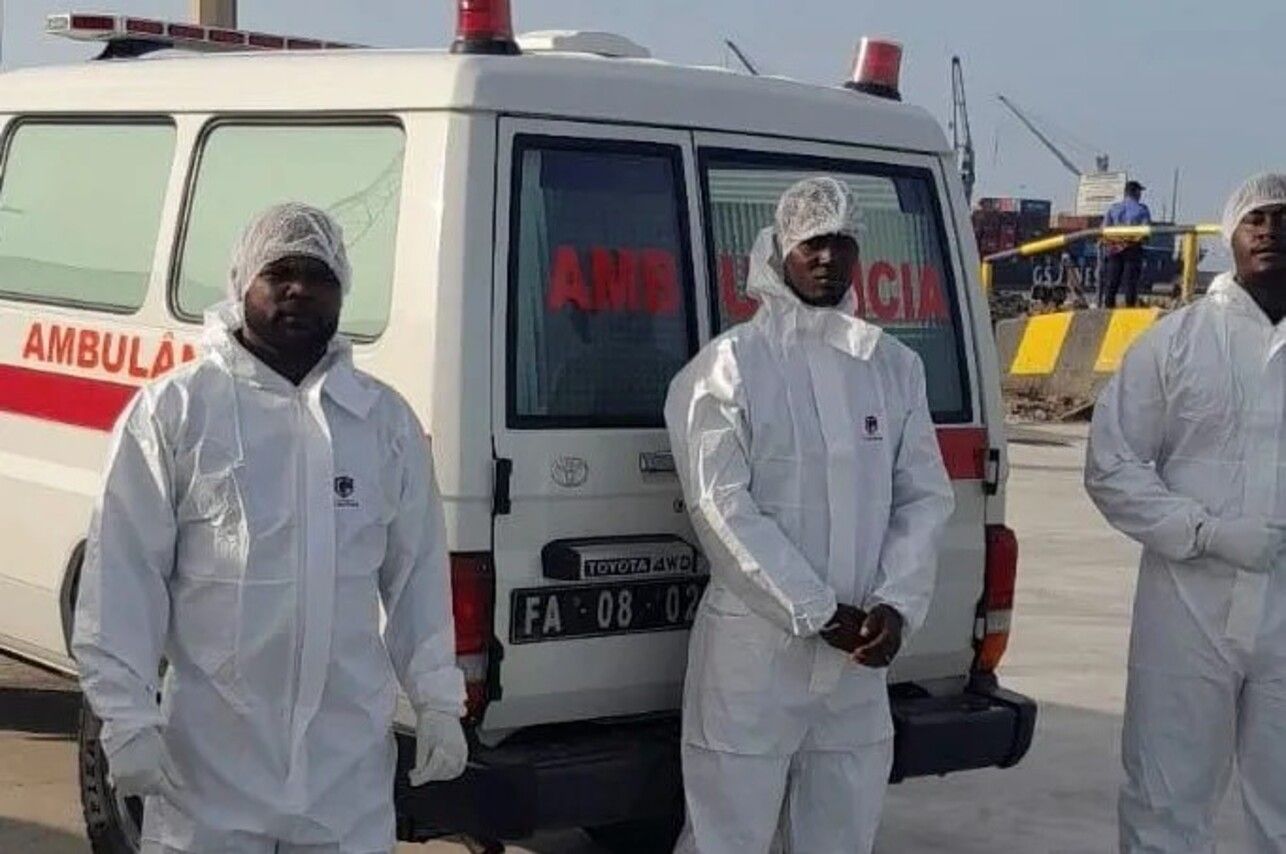 Sanitarios en Cabo Verde esperando para analizar el barco. 