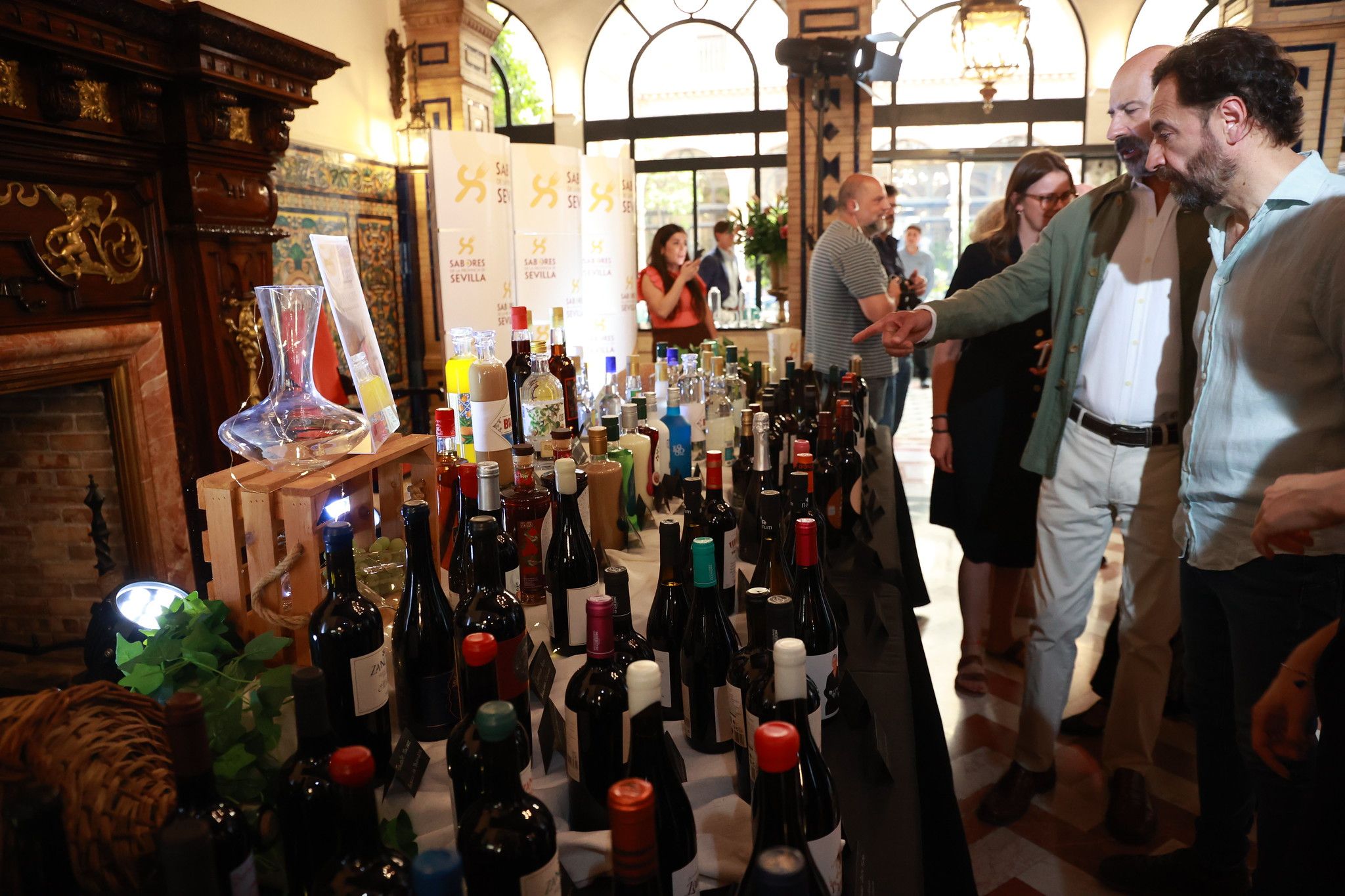 Botellas de las bodegas participantes en el acto celebrado en el Hotel Alfonso XIII de Sevilla.