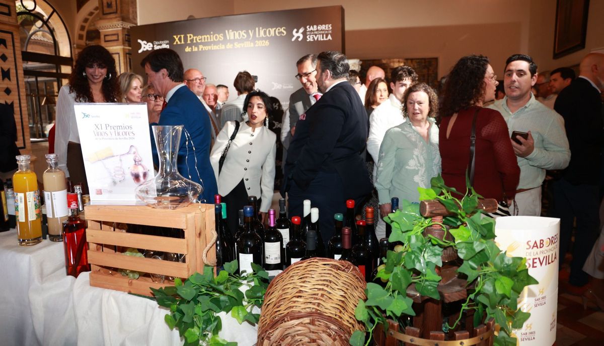 Los asistentes descubren las propuestas de vinos y licores.