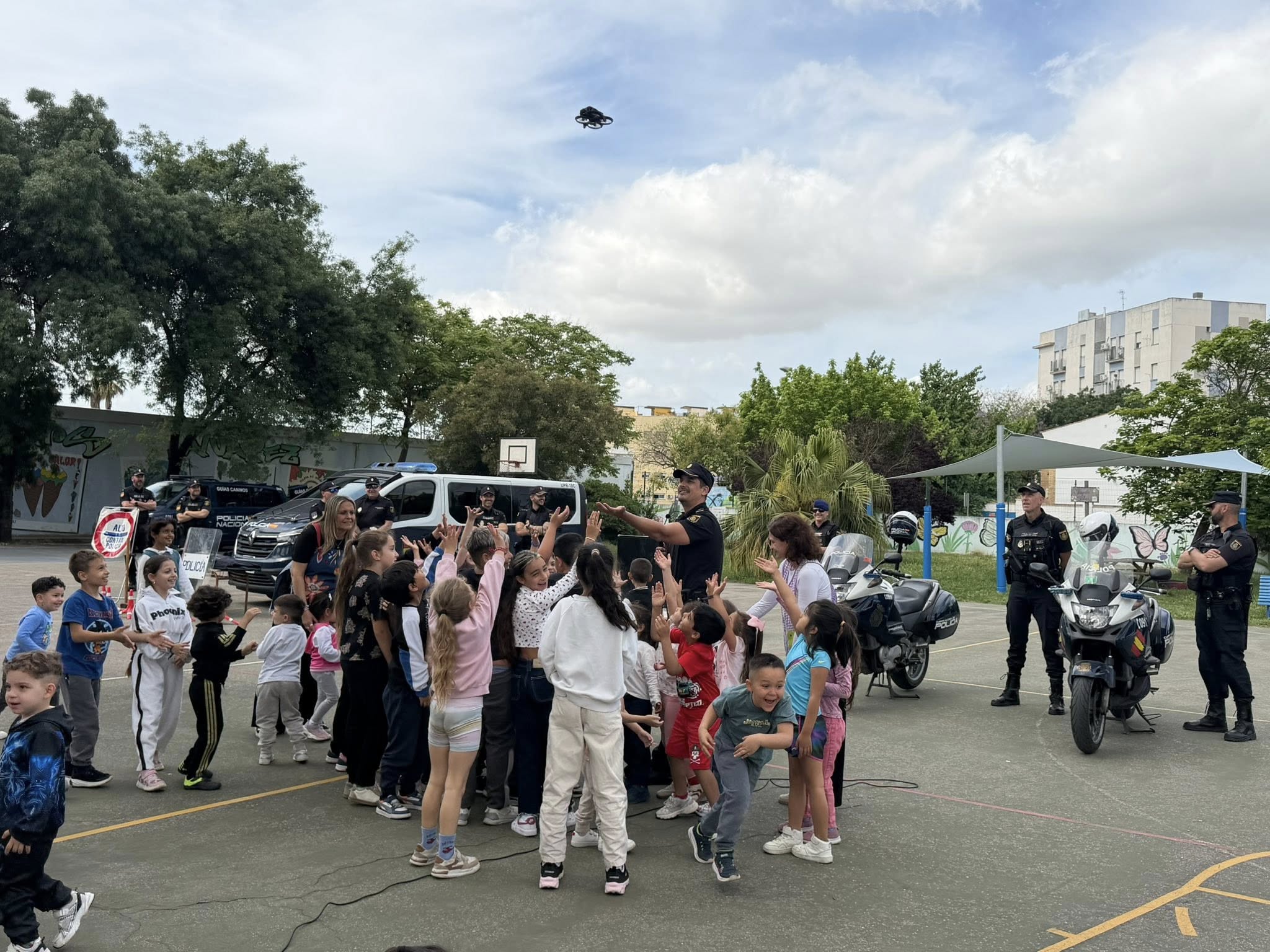Los pequeños conocen los sistemas de drones de la Policía Nacional en el CEIP Carlos Poeta Álvarez, en Jerez.