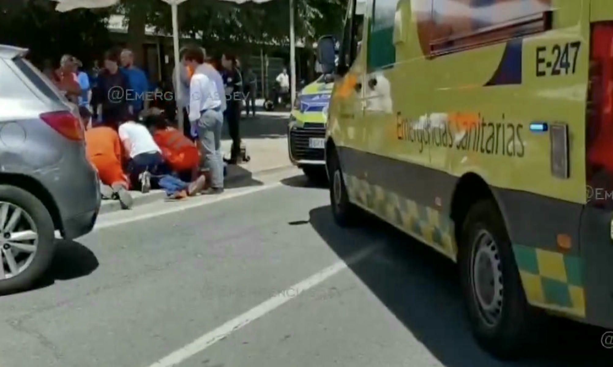 La víctima, asistida por los servicios de emergencias tras la agresión en Sevilla.