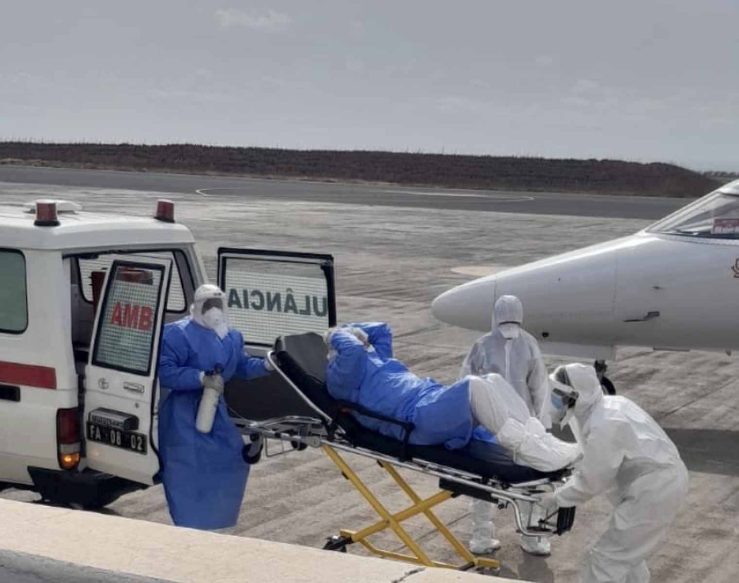 Traslado de uno de los contagiados por hantavirus en el crucero.