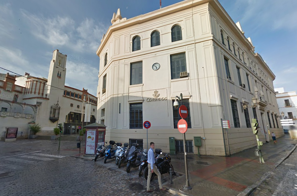 El edificio de Correos y tras este, el Villamata.