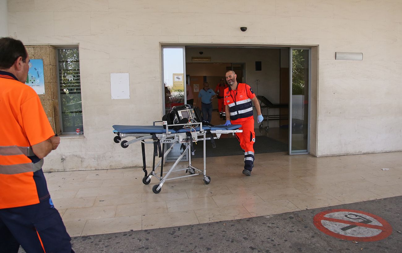 Operarios de ambulancias, en el Hospital de Jerez. FOTO: JUAN CARLOS TORO.