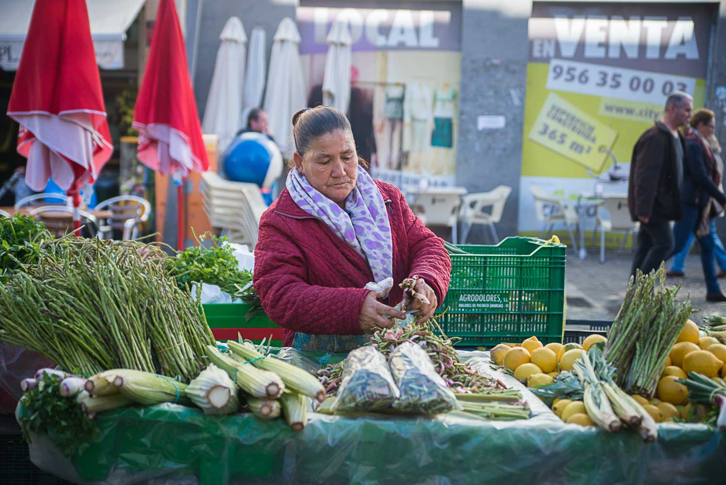 Una vendedora ambulante del entorno del mercado de Jerez. FOTO: MANU GARCÍA
