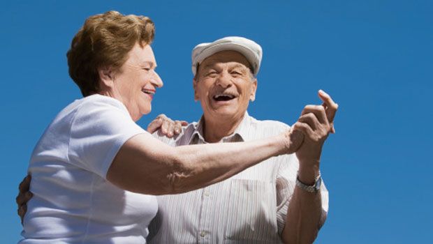 Una pareja de ancianos bailando.