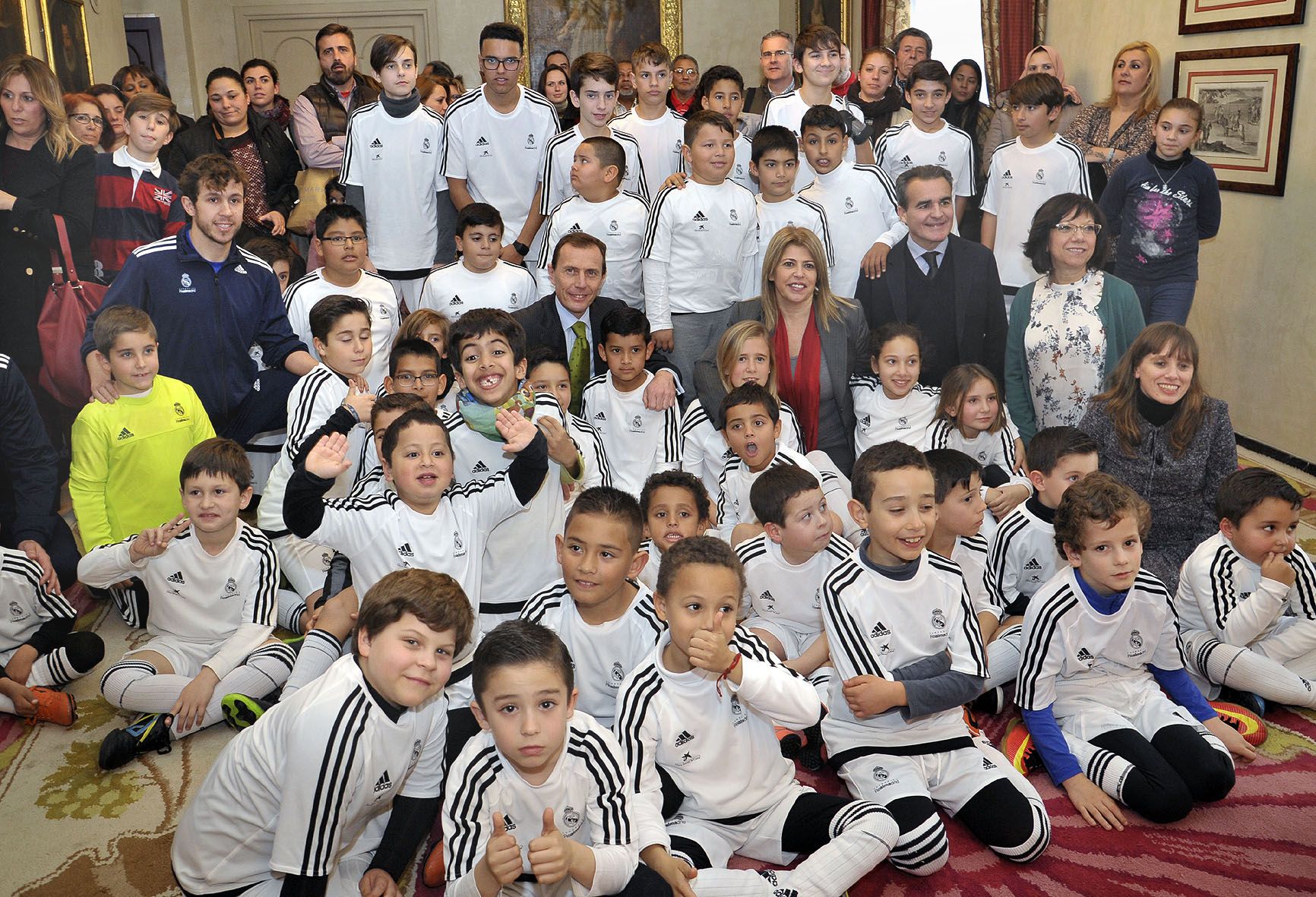 alcaldesa_recibe_fundacion_real_madrid_01
