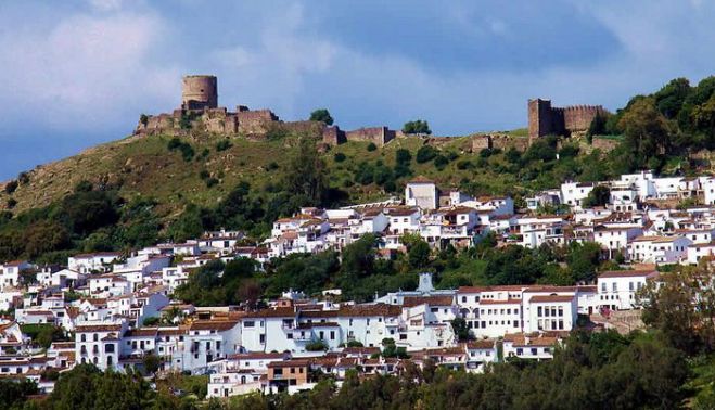 Vista del castillo de Jimena de la Frontera, finalista para convertirse en Pueblo Ferrero Rocher 2020.