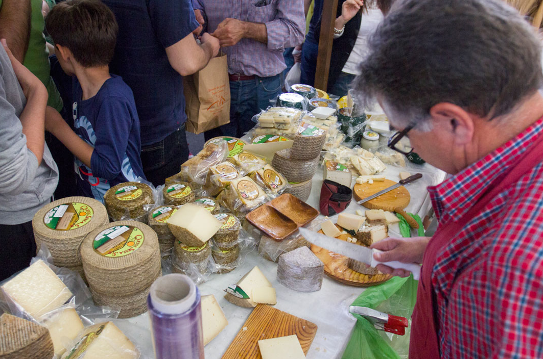 Un puesto de quesos en una imagen de archivo. 