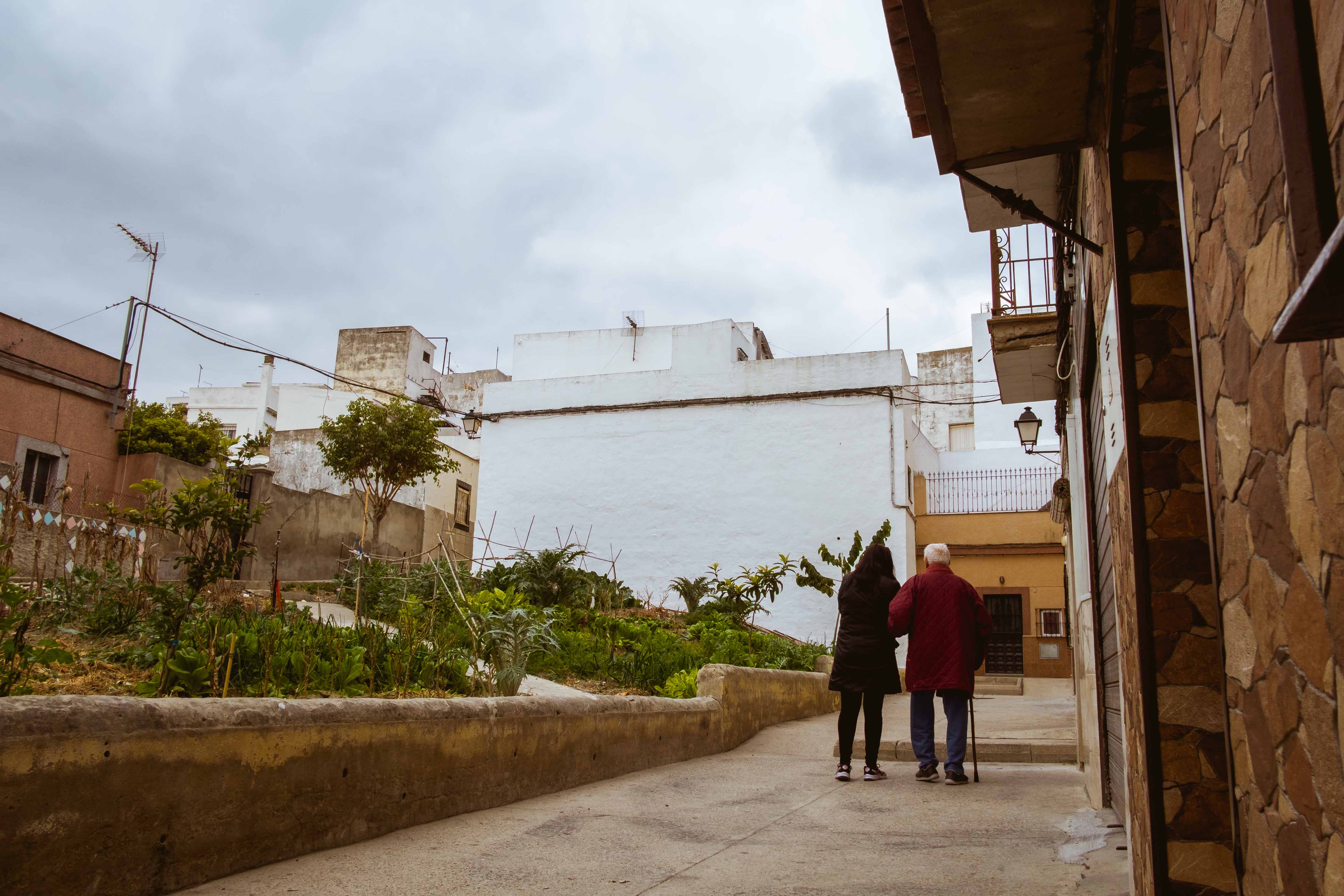 Una persona mayor asistida por un cuidador de la Dependencia, en imagen de archivo. Una persona mayor asistida por un cuidador de la Dependencia, en imagen de archivo.